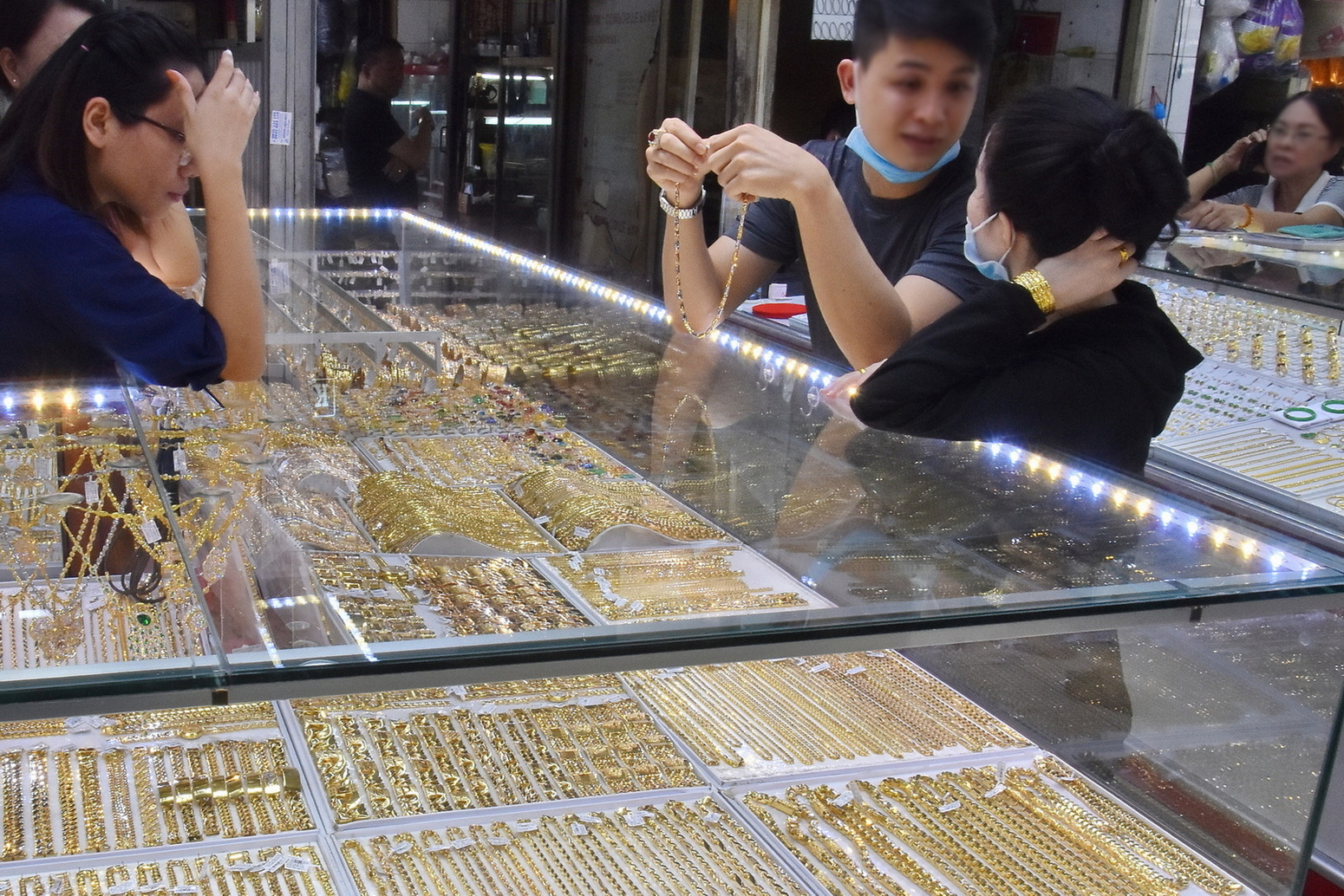 Giá vàng hôm nay 23-10: Vàng thế giới giảm mạnh, áp lực bán tháo tiếp diễn - Ảnh 1.