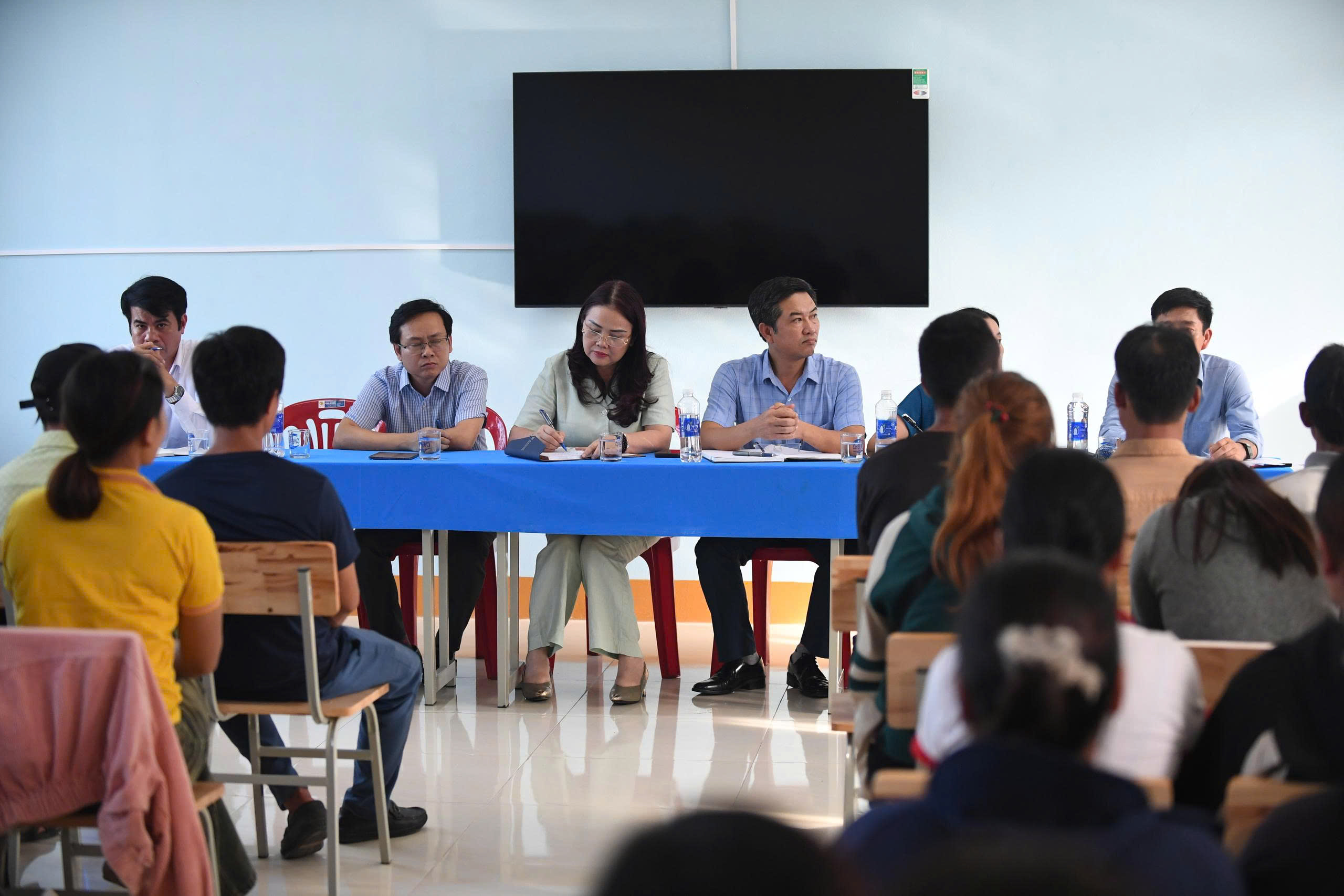 Tiếp tục đình chỉ công tác nữ phó hiệu trưởng Đỗ Thị Hồng Huế - Ảnh 1.
