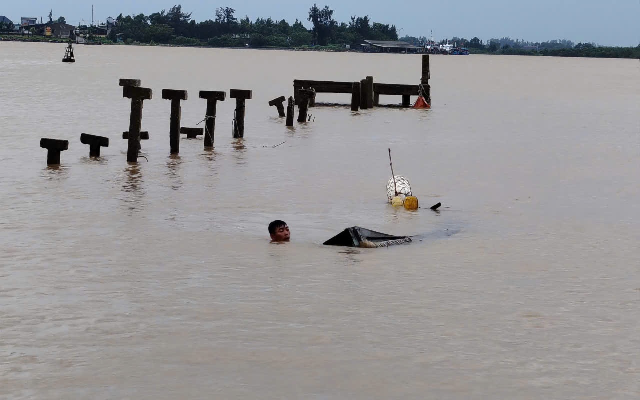 Bão số 12 Fengshen chưa vào, nhiều ghe, tàu đã chìm ở Quảng Trị