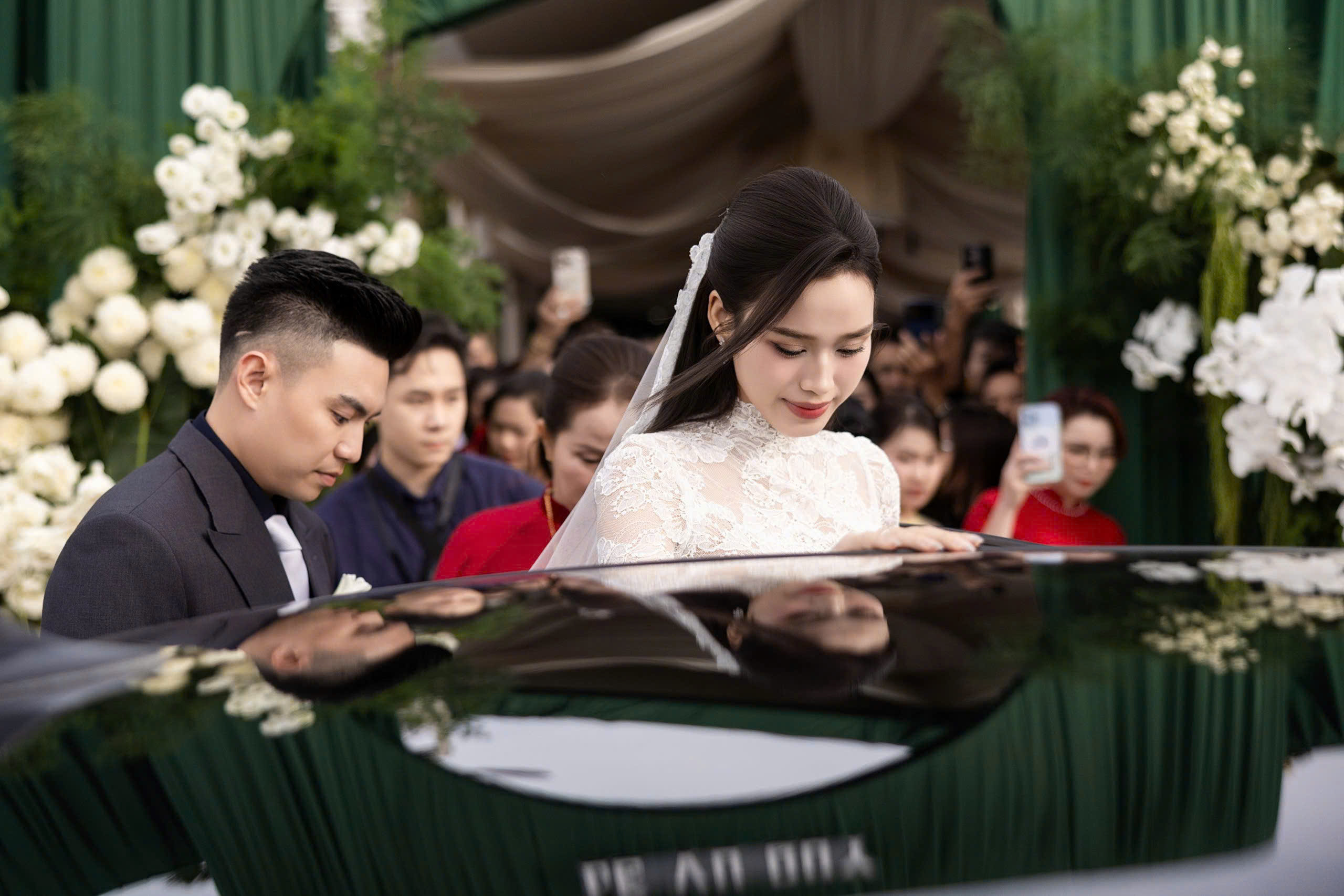 Hoa hậu Đỗ Thị Hà lên xe hoa với "thiếu gia" Tập đoàn Sơn Hải - Ảnh 1.