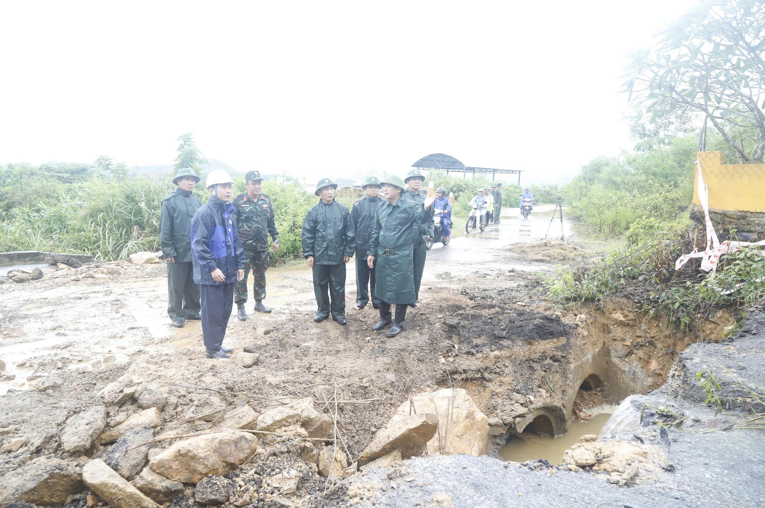 Lãnh đạo Quân khu 5 kiểm tra điểm nóng ngập lụt tại Đà Nẵng trước bão số 12 - Ảnh 2.