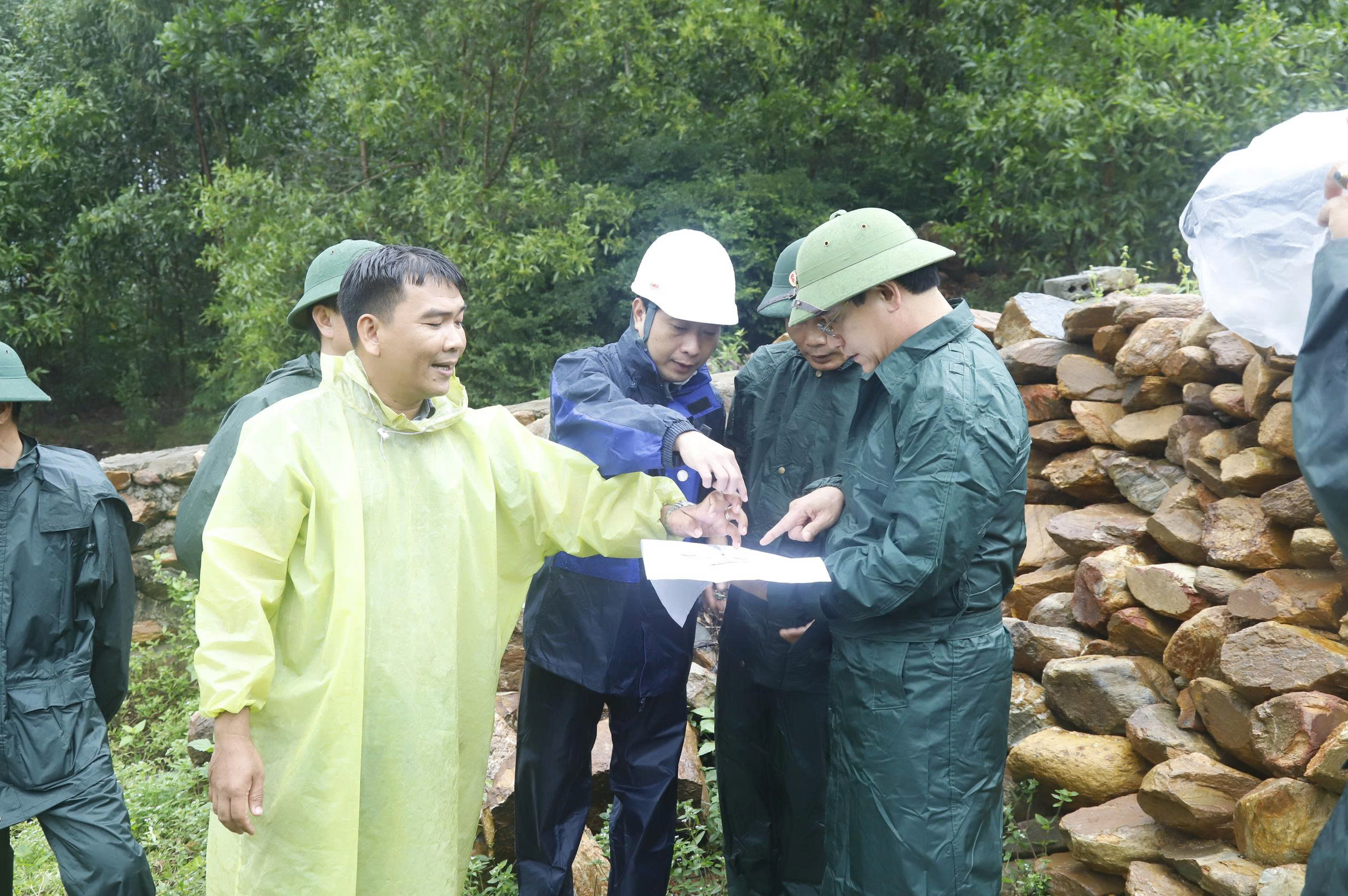 Lãnh đạo Quân khu 5 kiểm tra điểm nóng ngập lụt tại Đà Nẵng trước bão số 12 - Ảnh 1.