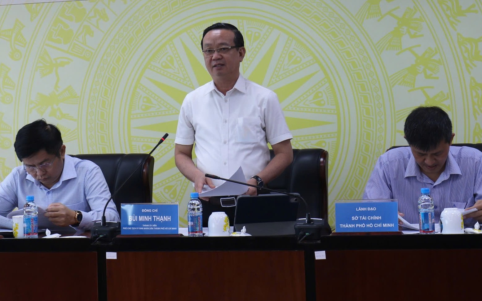 Phó Chủ tịch UBND TP HCM Bùi Minh Thạnh yêu cầu sở, ngành giải quyết ngay kiến nghị tại cuộc họp