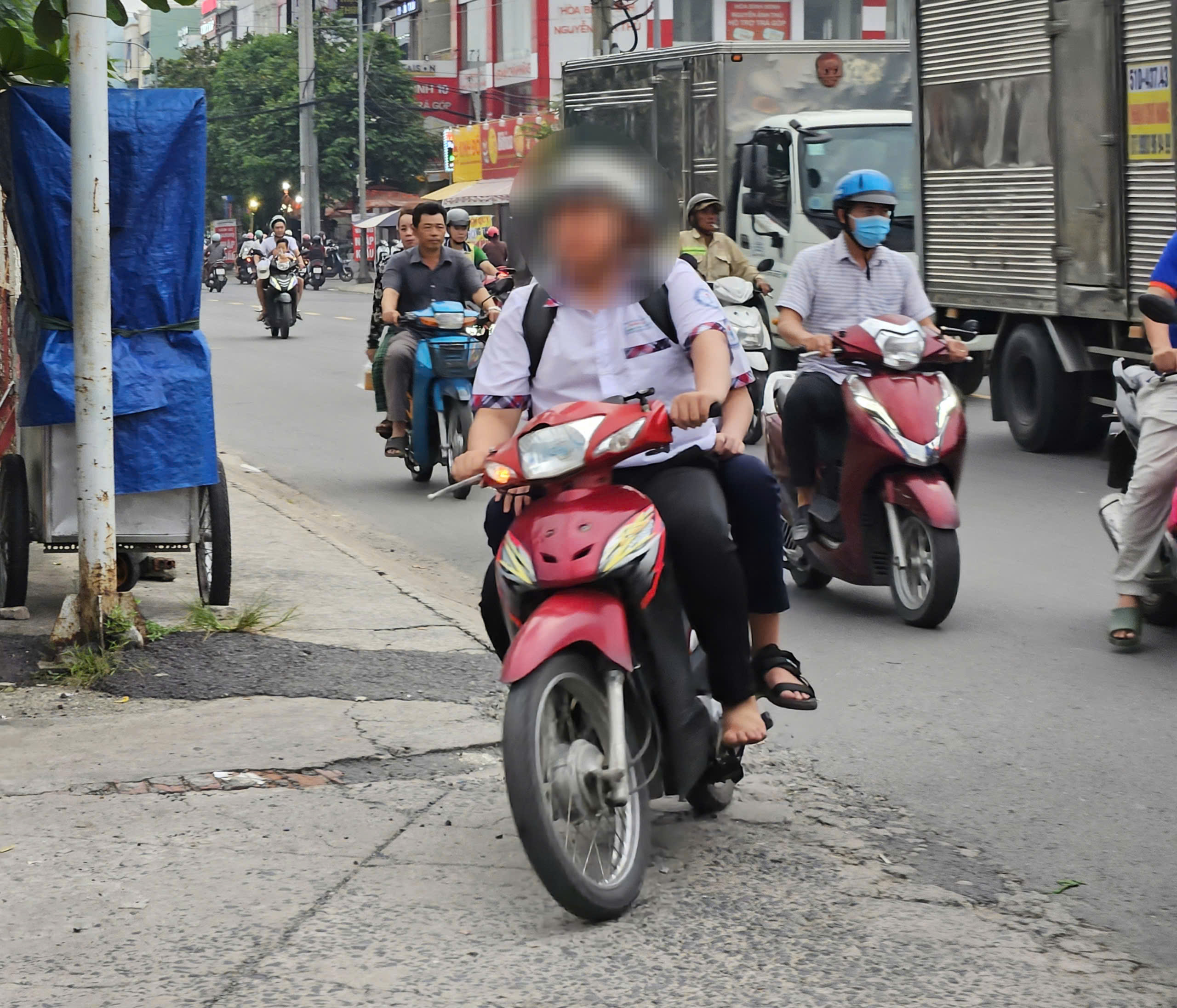 Vẫn c&ograve;n nhiều trường hợp vi phạm giao th&ocirc;ng tại trung t&acirc;m GDNN- GDTX - Ảnh 4.