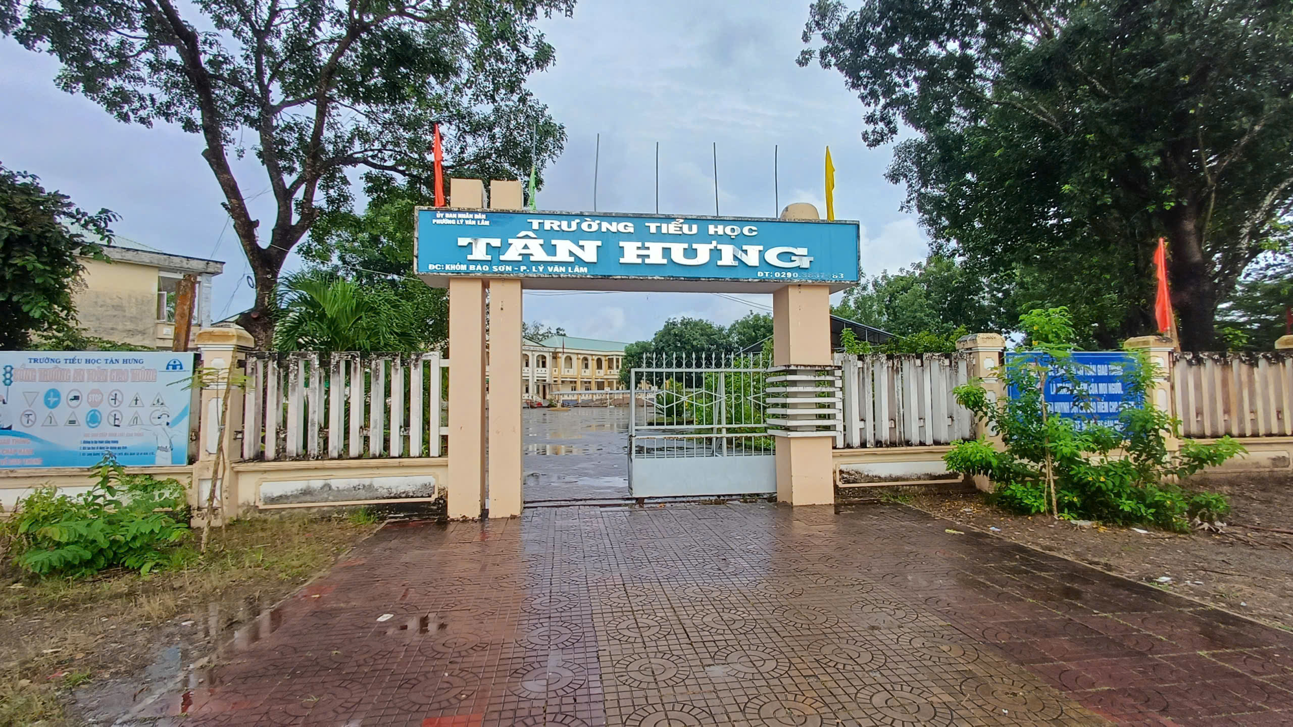 Hiệu trưởng trường tiểu học ở C&agrave; Mau n&oacute;i g&igrave; về việc bị gi&aacute;o vi&ecirc;n "tố" ch&egrave;n &eacute;p? - Ảnh 1.