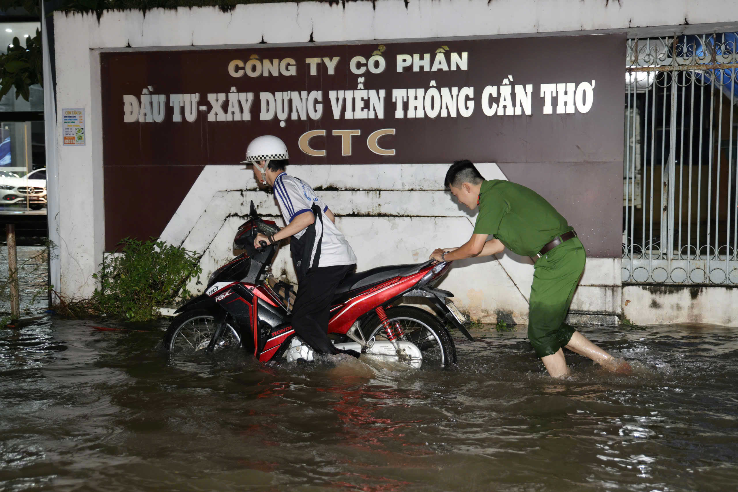 Triều cường Cần Thơ vượt mức lịch sử 2022: Nguyên nhân và diễn biến mới nhất - Ảnh 2.