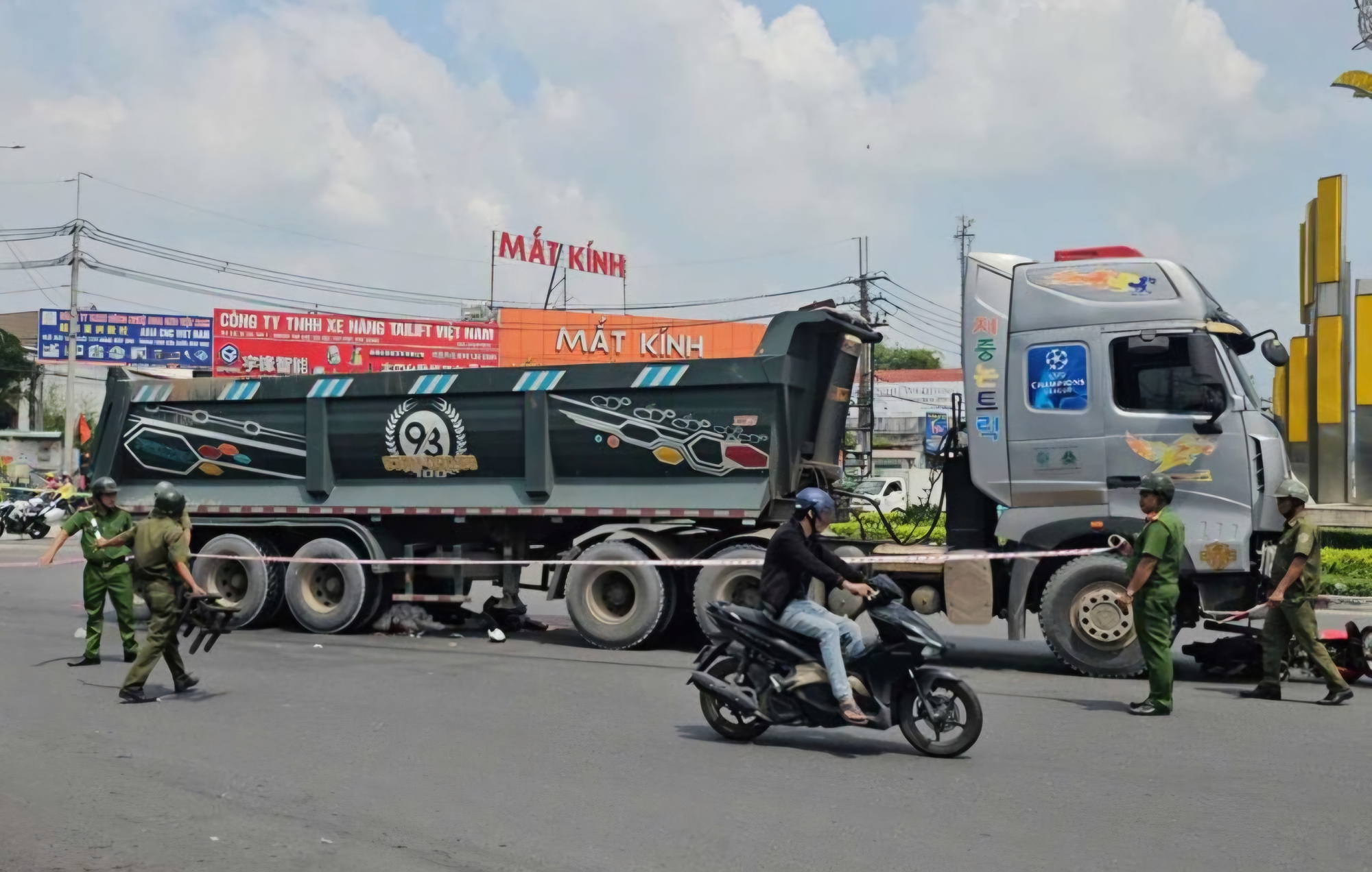 Tai nạn giao th&ocirc;ng TP HCM: Xe đầu k&eacute;o va chạm xe m&aacute;y , 2 người tử vong tại chỗ - Ảnh 1.