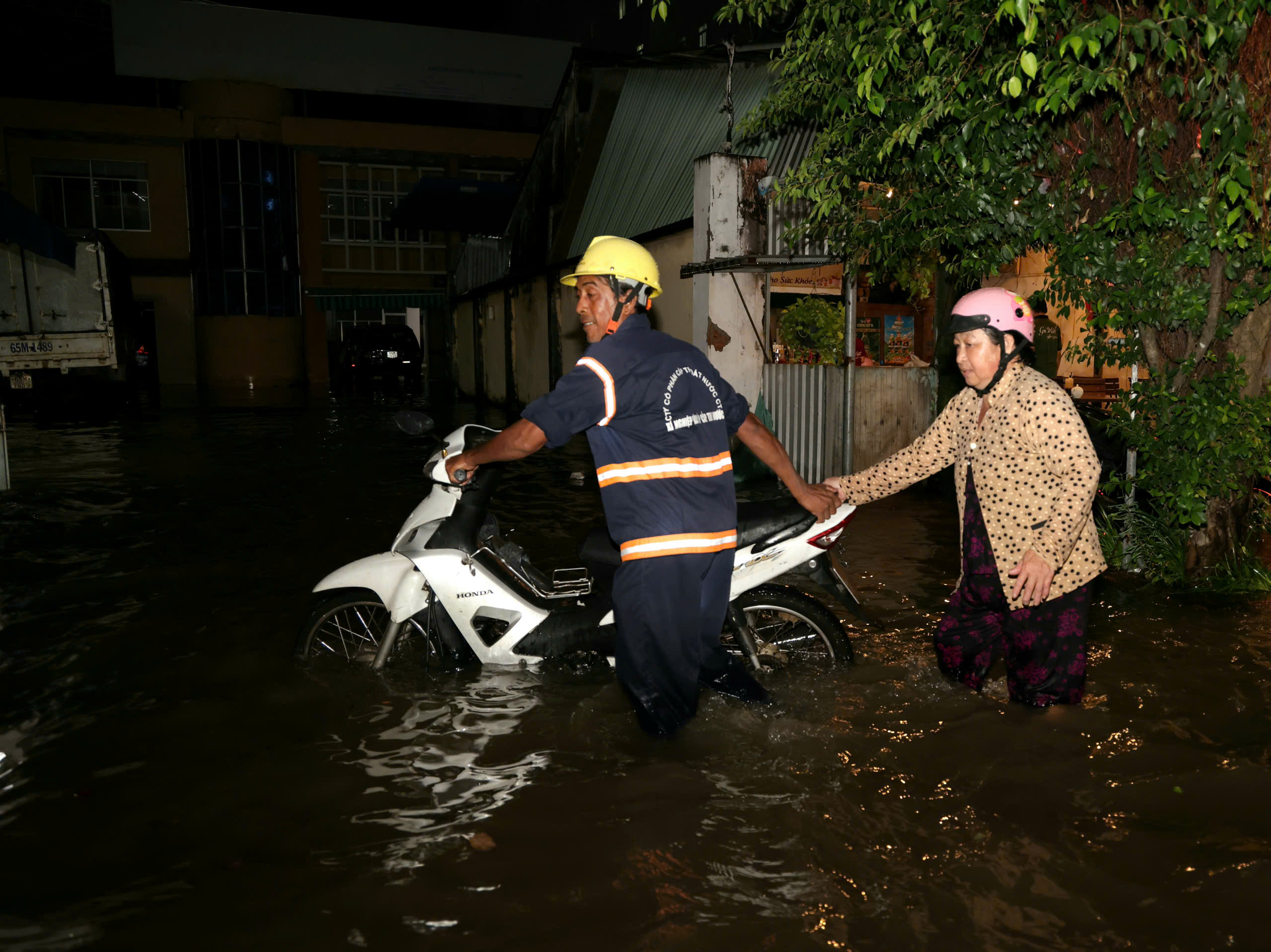 Triều cường Cần Thơ vượt mức lịch sử 2022: Nguyên nhân và diễn biến mới nhất - Ảnh 4.