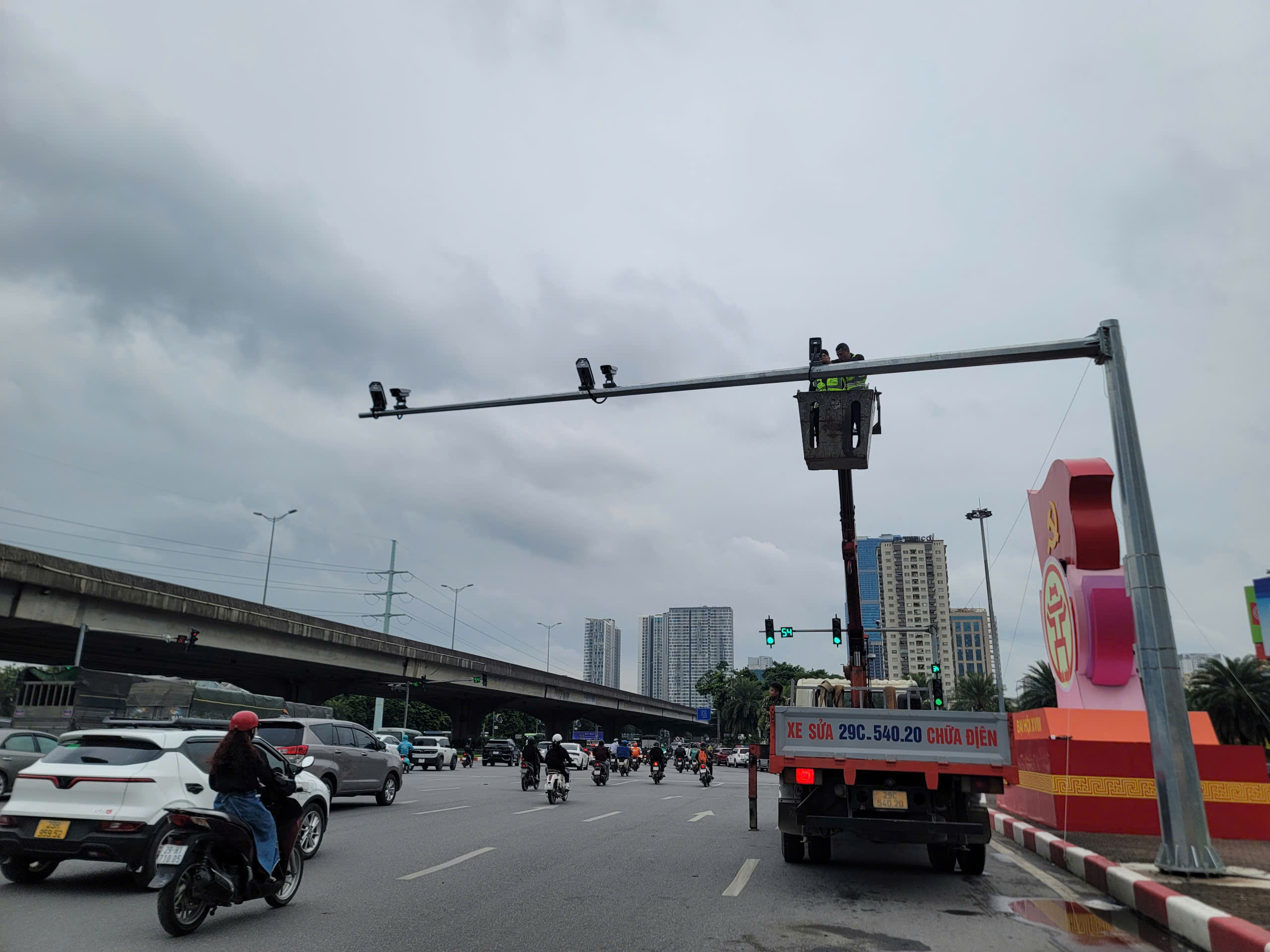 CSGT H&agrave; Nội lắp đặt h&agrave;ng ng&agrave;n camera AI tự động gi&aacute;m s&aacute;t vi phạm giao th&ocirc;ng - Ảnh 1.