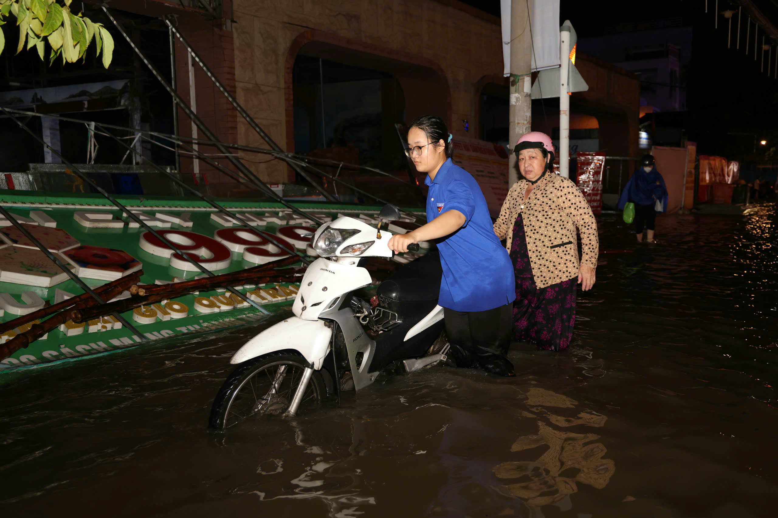 Triều cường Cần Thơ vượt mức lịch sử 2022: Nguyên nhân và diễn biến mới nhất - Ảnh 1.