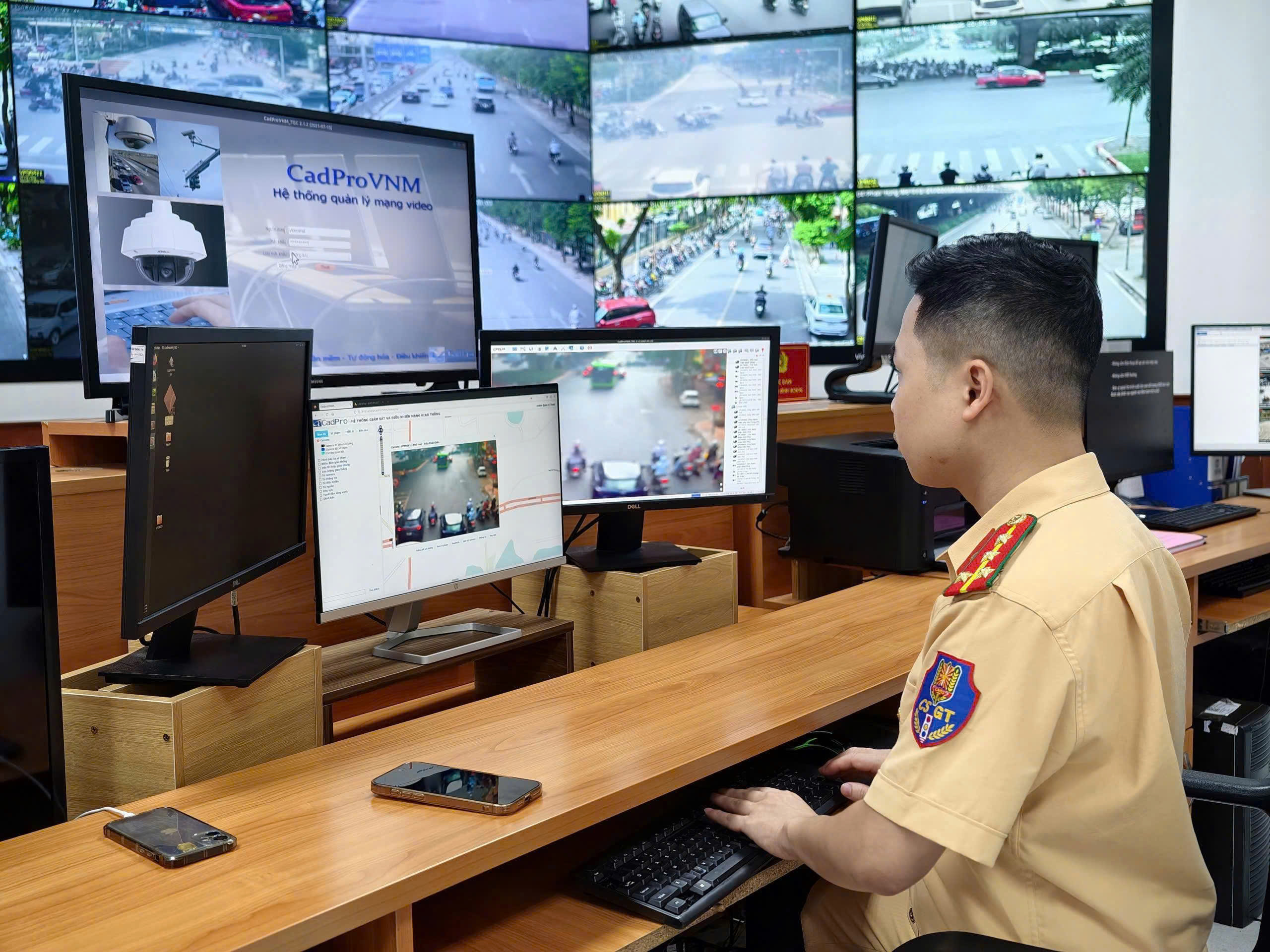 CSGT H&agrave; Nội lắp đặt h&agrave;ng ng&agrave;n camera AI tự động gi&aacute;m s&aacute;t vi phạm giao th&ocirc;ng - Ảnh 4.