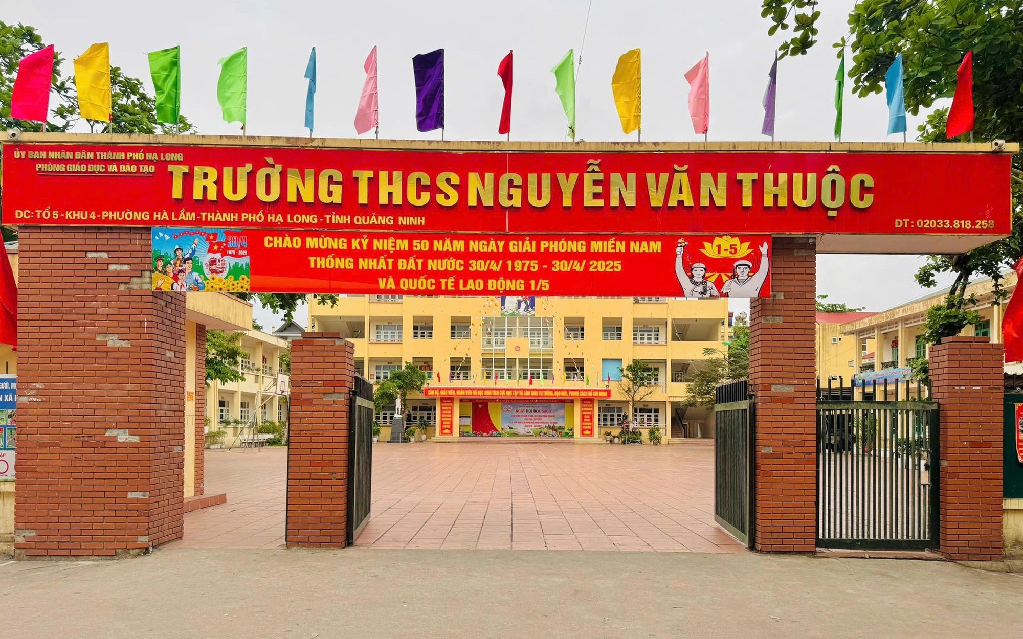 Cách chức hiệu trưởng chỉ đạo sửa điểm từ yếu lên giỏi cho con cán bộ phường