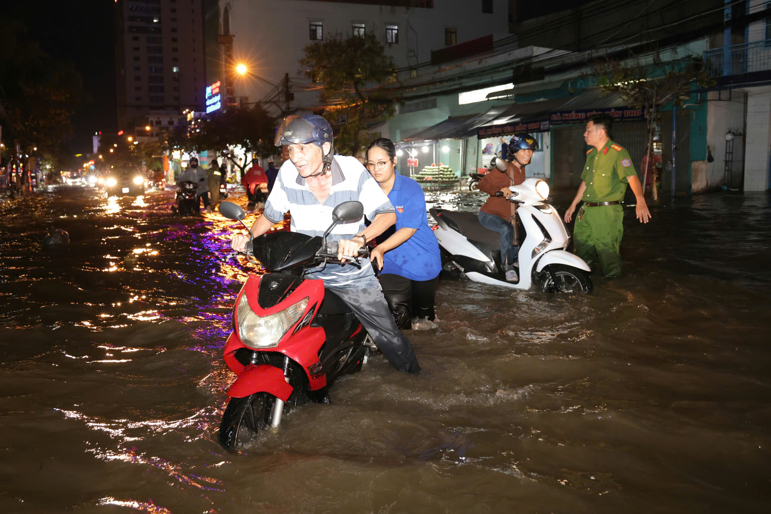 Triều cường Cần Thơ vượt mức lịch sử 2022: Nguyên nhân và diễn biến mới nhất - Ảnh 3.