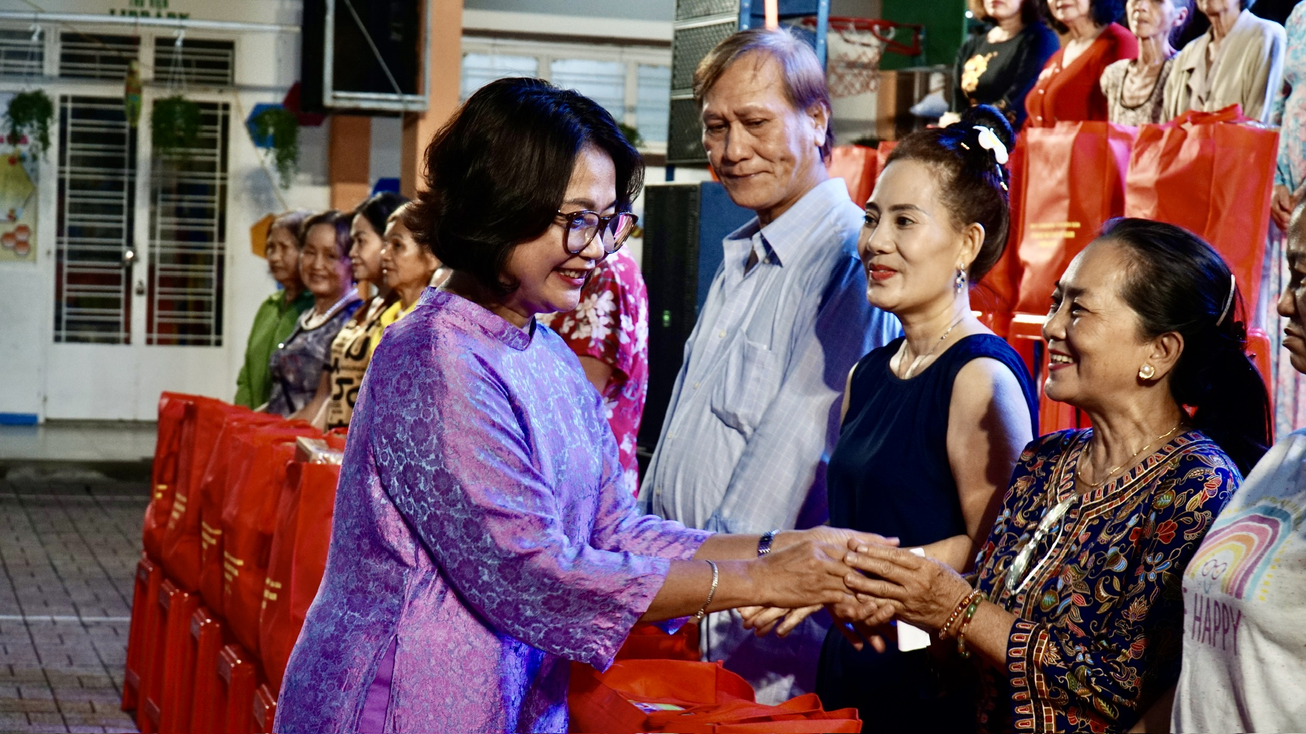 &Yacute; nghĩa ng&agrave;y hội "Th&agrave;nh phố Nghĩa t&igrave;nh &ndash; Kết nối y&ecirc;u thương" phường Chợ Lớn - Ảnh 4.