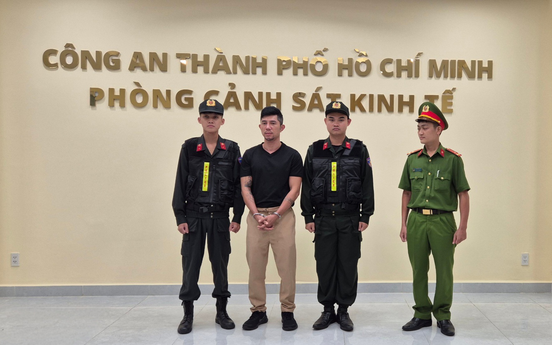 Công an TP HCM bắt ca sĩ Lương Bằng Quang