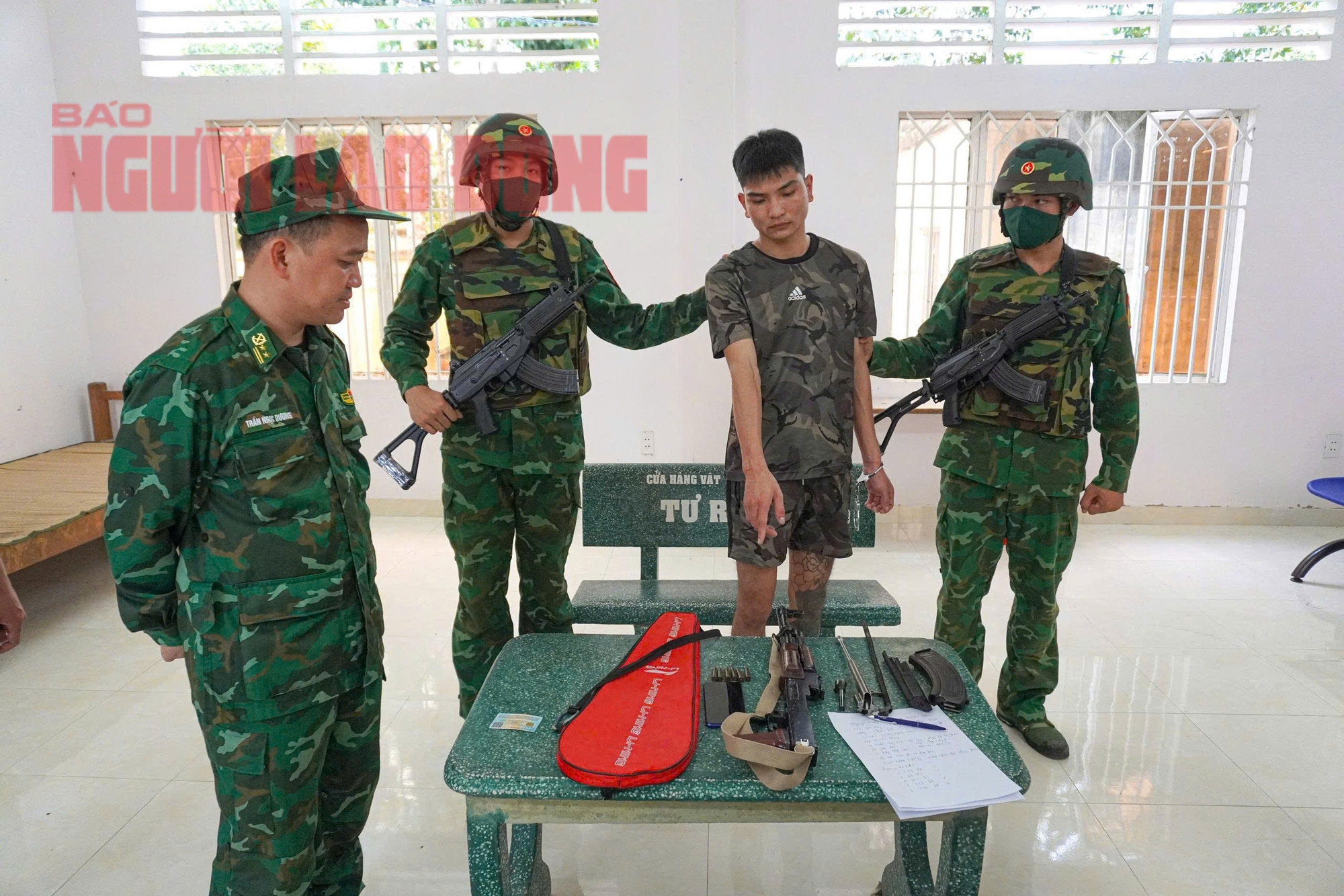 Tây Ninh bắt giữ đối tượng giấu súng AK trong túi vợt cầu lông khi xuất cảnh - Ảnh 1.