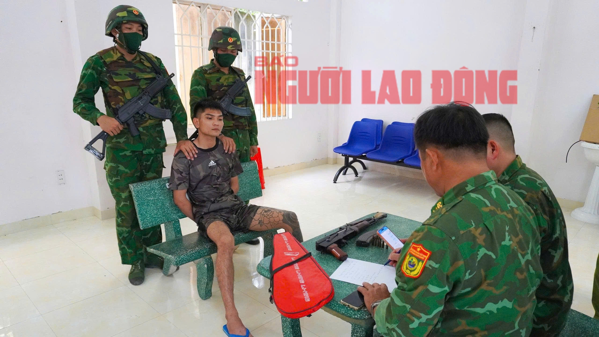 Tây Ninh bắt giữ đối tượng giấu súng AK trong túi vợt cầu lông khi xuất cảnh - Ảnh 3.
