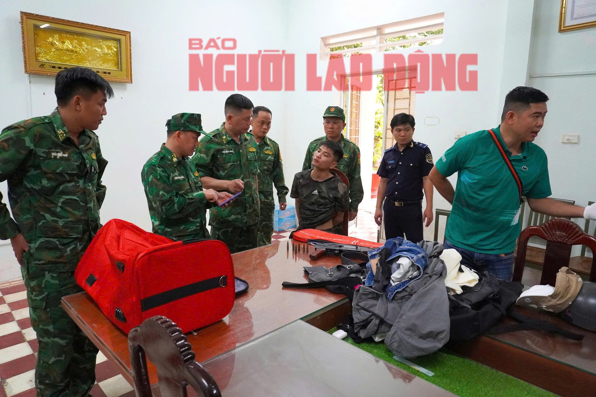 Tây Ninh bắt giữ đối tượng giấu súng AK trong túi vợt cầu lông khi xuất cảnh - Ảnh 4.