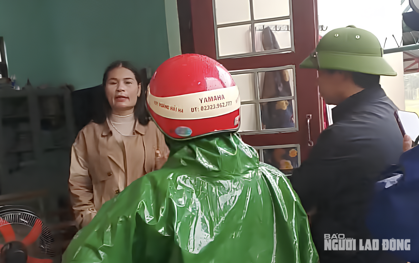 Ph&oacute; hiệu trưởng Đỗ Thị Hồng Huế d&ugrave; bị đ&igrave;nh chỉ vẫn đến trường "giải oan" khiến phụ huynh phản ứng - Ảnh 2.