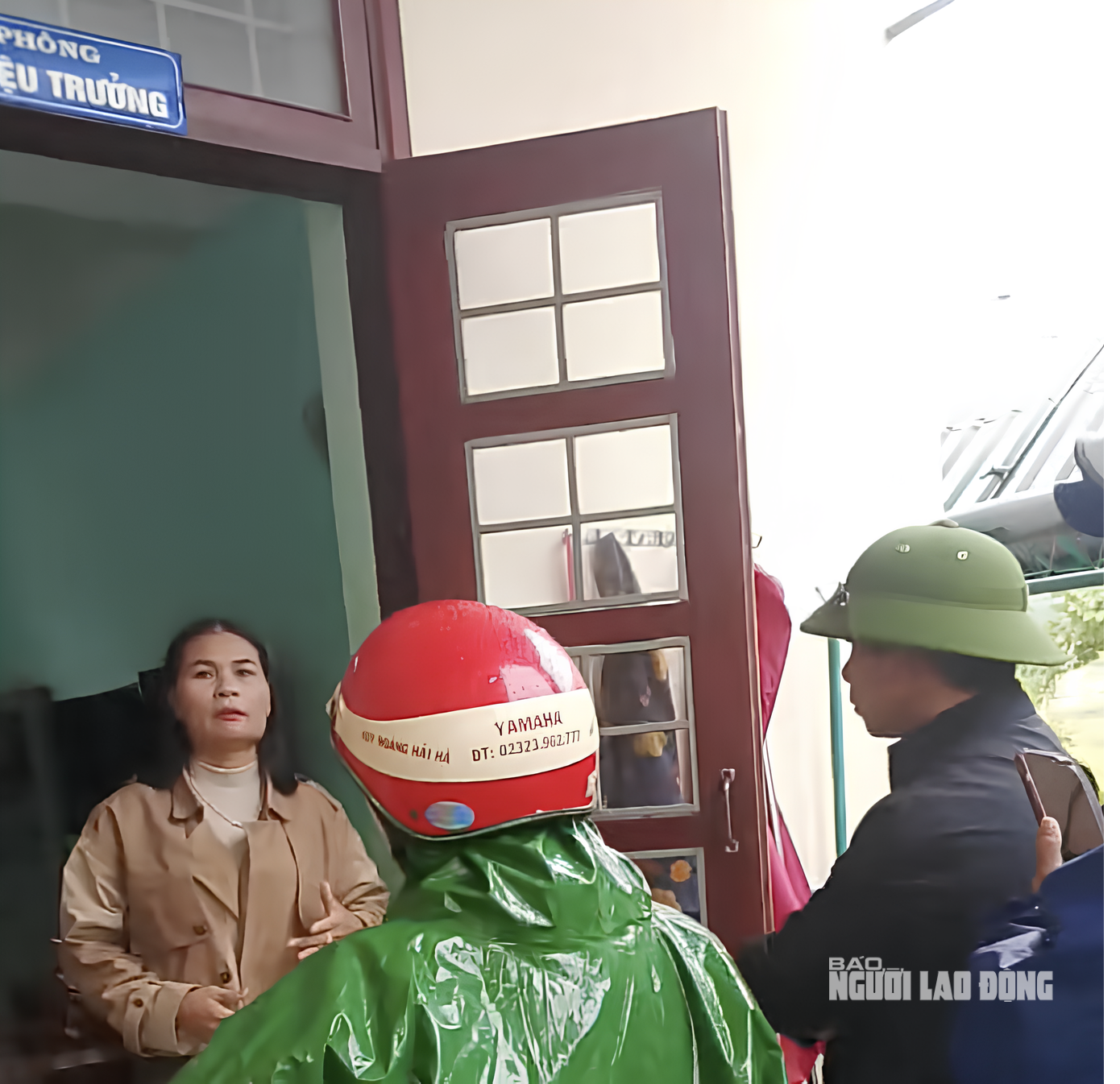 Ph&oacute; hiệu trưởng Đỗ Thị Hồng Huế d&ugrave; bị đ&igrave;nh chỉ vẫn đến trường "giải oan" khiến phụ huynh phản ứng - Ảnh 1.