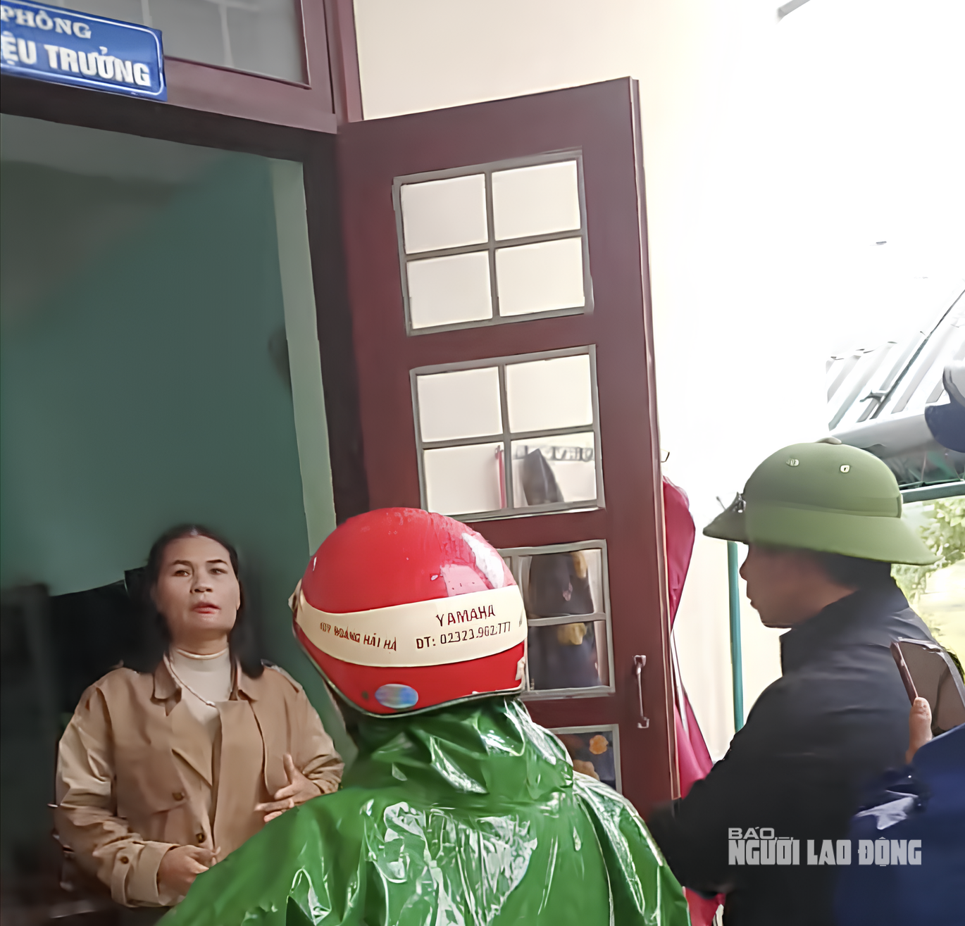 C&ocirc;ng an l&agrave;m việc với nữ ph&oacute; hiệu trưởng Đỗ Thị Hồng Huế - Ảnh 1.