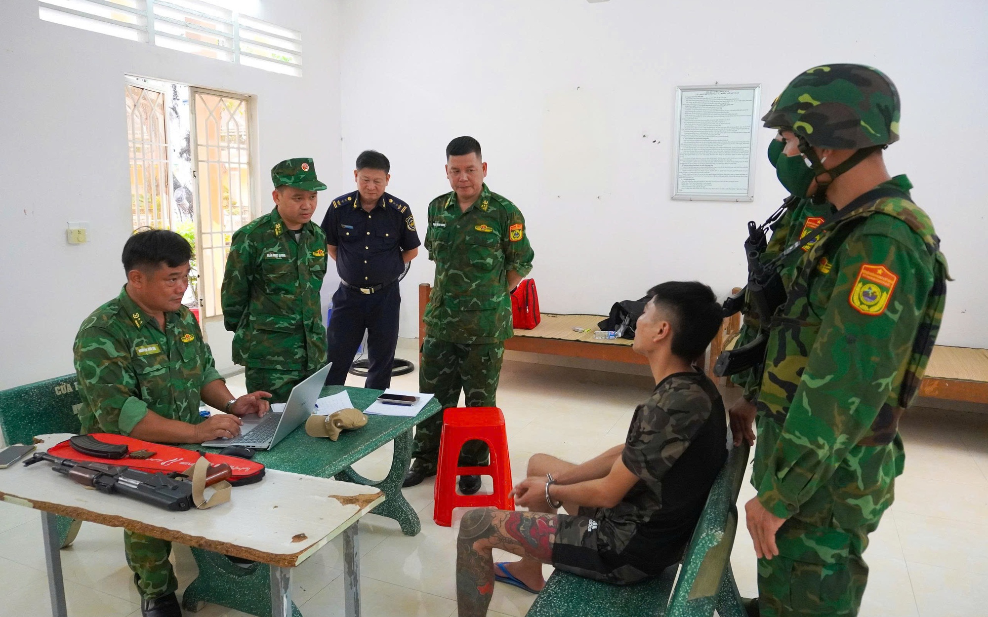 Bắt đối tượng mang theo súng AK tại cửa khẩu Tây Ninh
