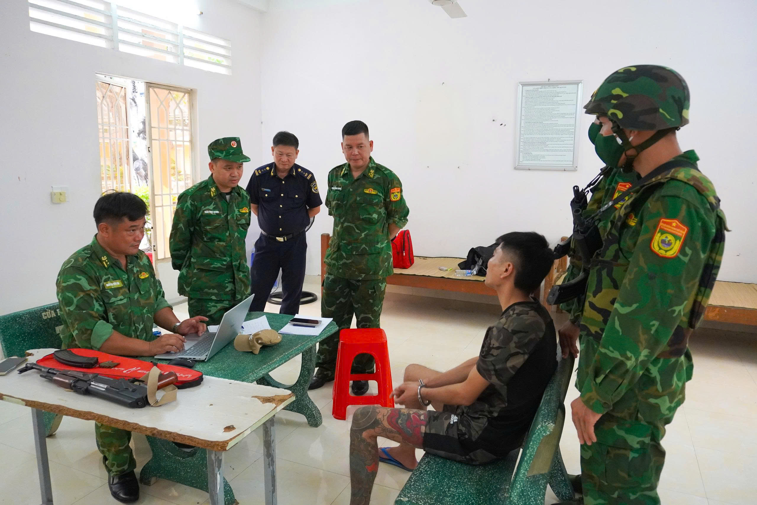 Bắt giữ đối tượng mang súng AK tại cửa khẩu Tây Ninh trong chiến dịch an ninh - Ảnh 2.