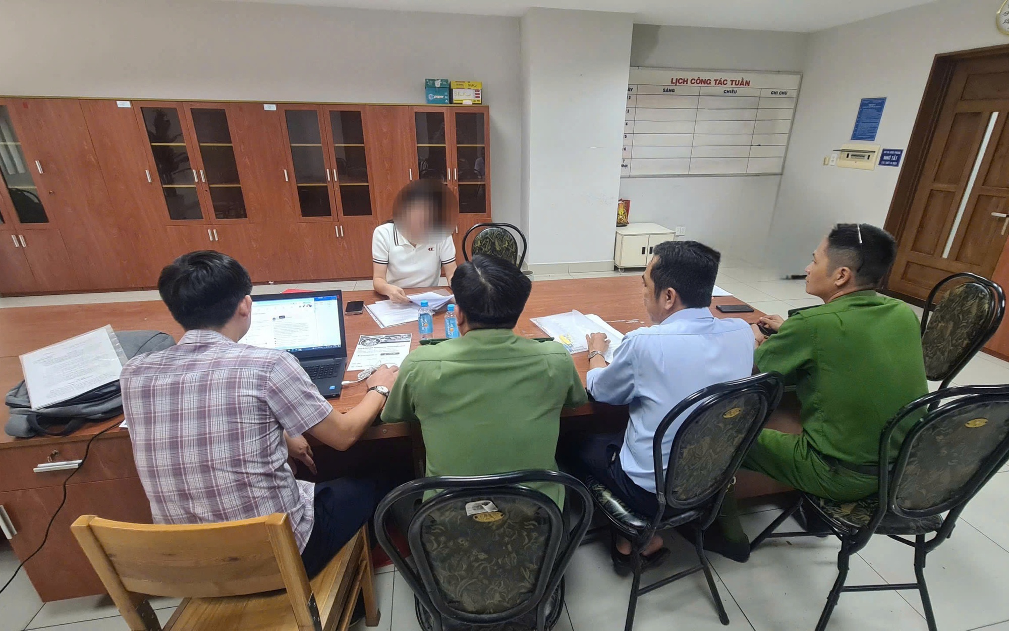 Sáu người mẫu mặc váy in logo lạ, công ty ở TP HCM bị phạt