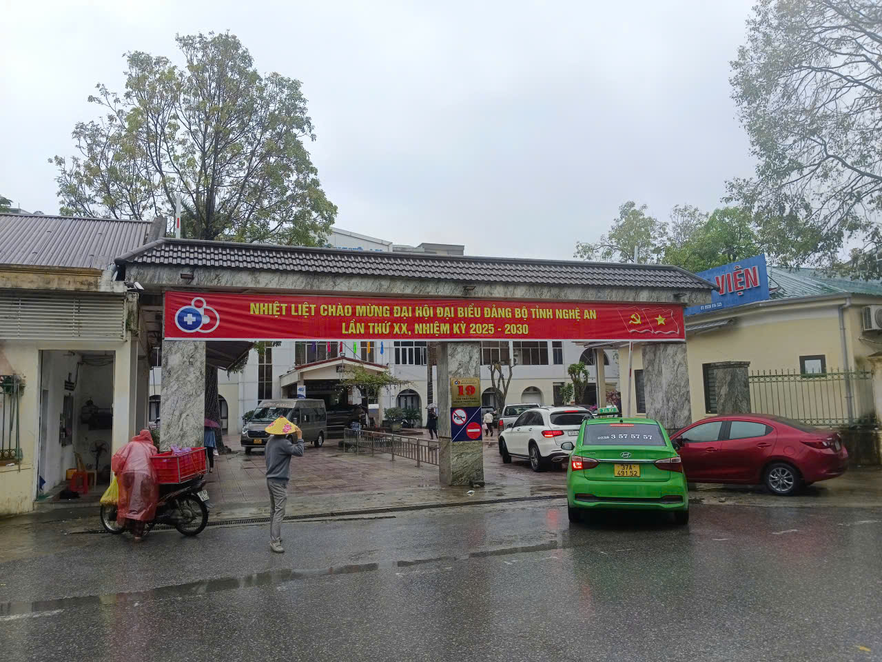 VIDEO: Khống chế người đ&agrave;n &ocirc;ng d&ugrave;ng hung kh&iacute; tấn c&ocirc;ng khiến nhiều người trong bệnh viện bị thương - Ảnh 1.