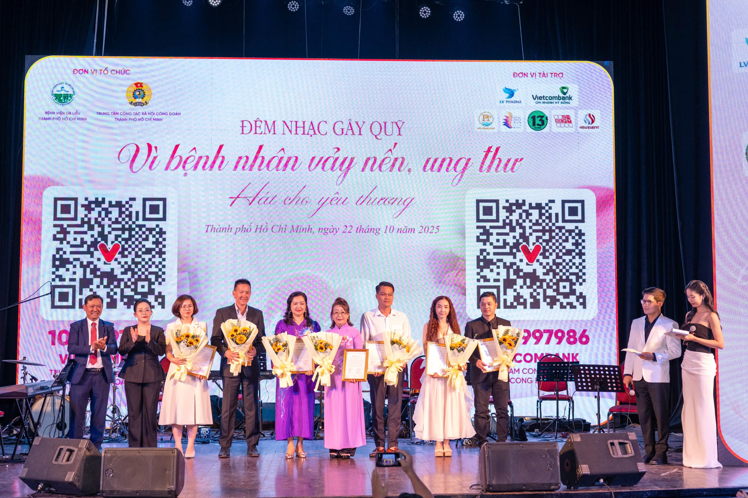 Ca sĩ V&otilde; Hạ Tr&acirc;m kh&ocirc;ng nhận c&aacute;t- x&ecirc;, g&oacute;p tiền cho bệnh nh&acirc;n bị vảy nến - Ảnh 3.