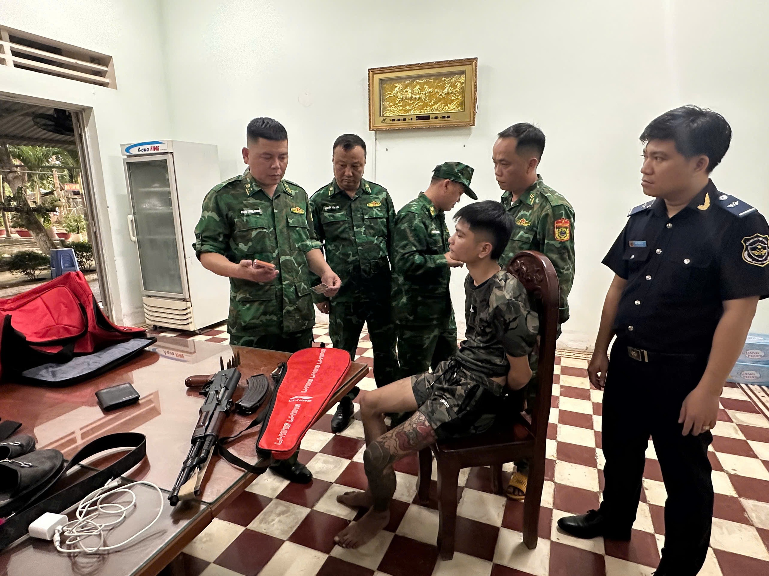 Bắt giữ đối tượng mang súng AK tại cửa khẩu Tây Ninh trong chiến dịch an ninh - Ảnh 1.