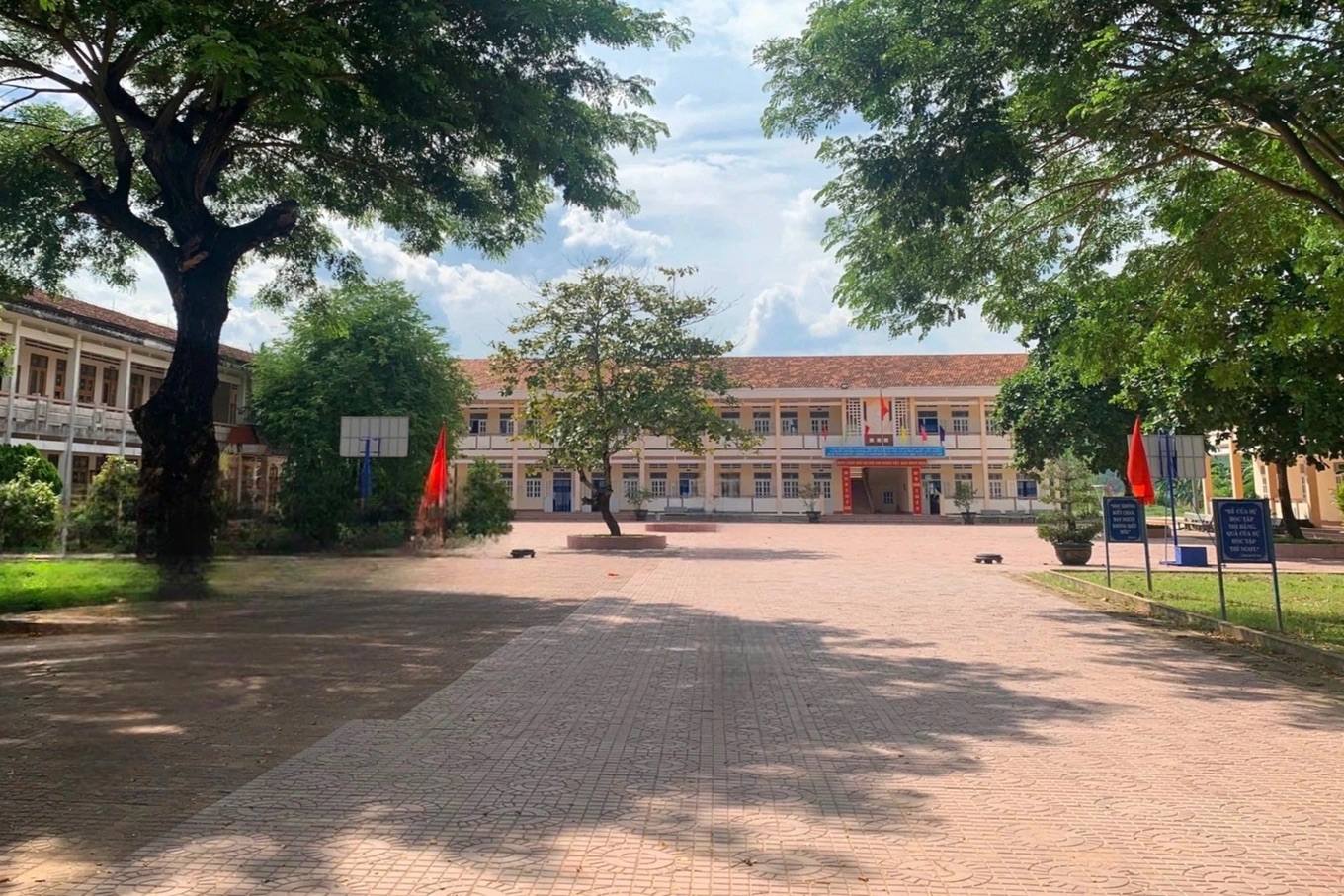 Diễn biến mới vụ học sinh đang học bị ph&oacute; hiệu trưởng gọi ra&hellip; qu&eacute;t r&aacute;c giữa trưa nắng - Ảnh 1.
