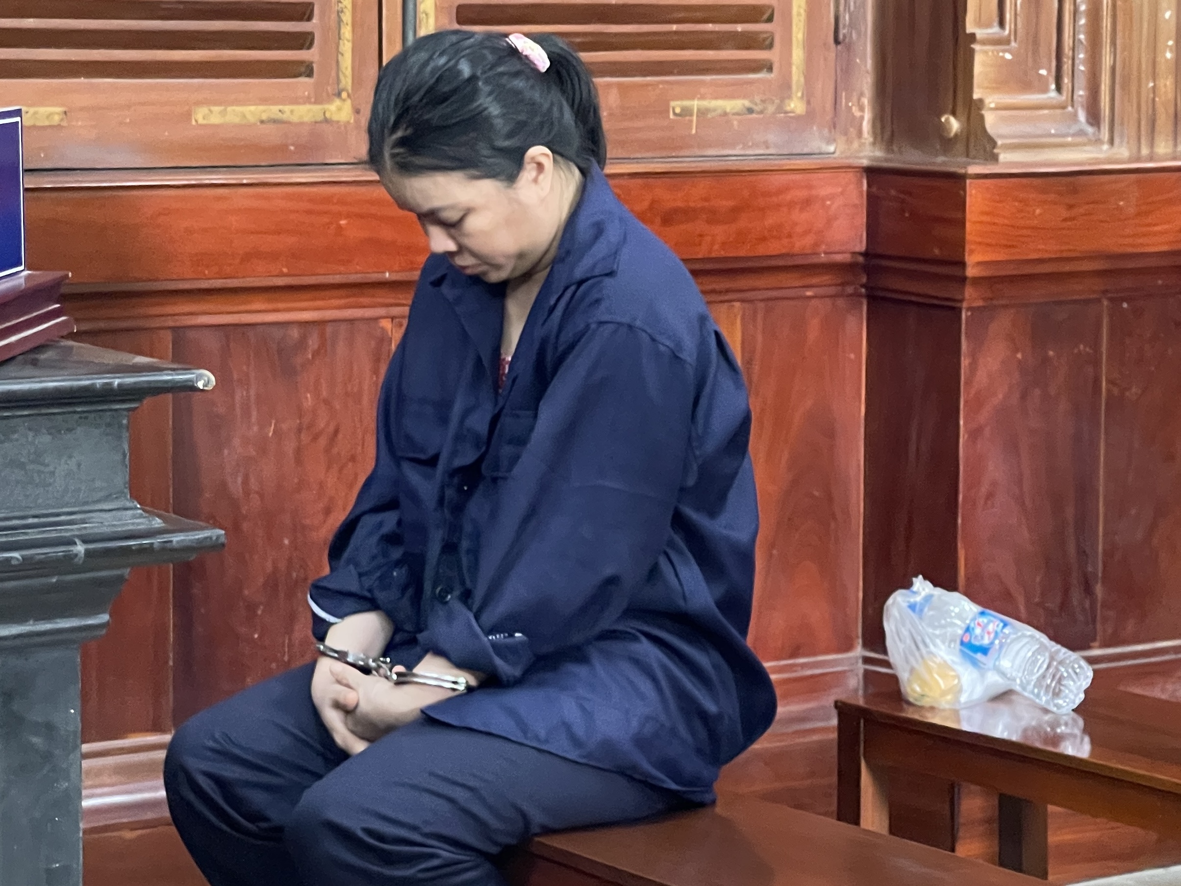 Căng thẳng phi&ecirc;n t&ograve;a vụ "chạy &aacute;n" 2 tỉ đồng ở TP HCM: Lộ th&acirc;n phận "sếp" - Ảnh 1.