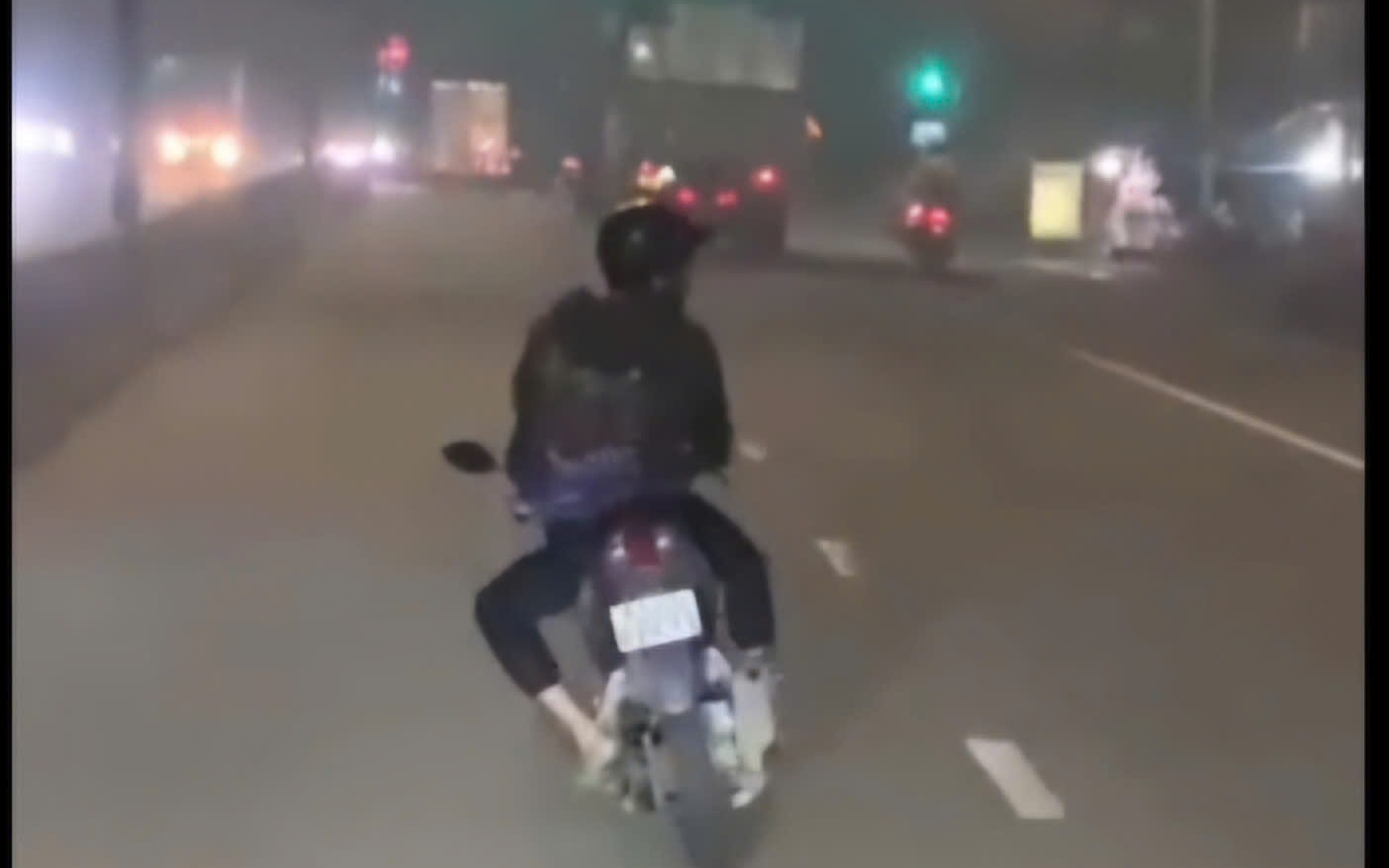 Phát hoảng với người đàn ông "đánh đu" tính mạng trên Quốc lộ 13