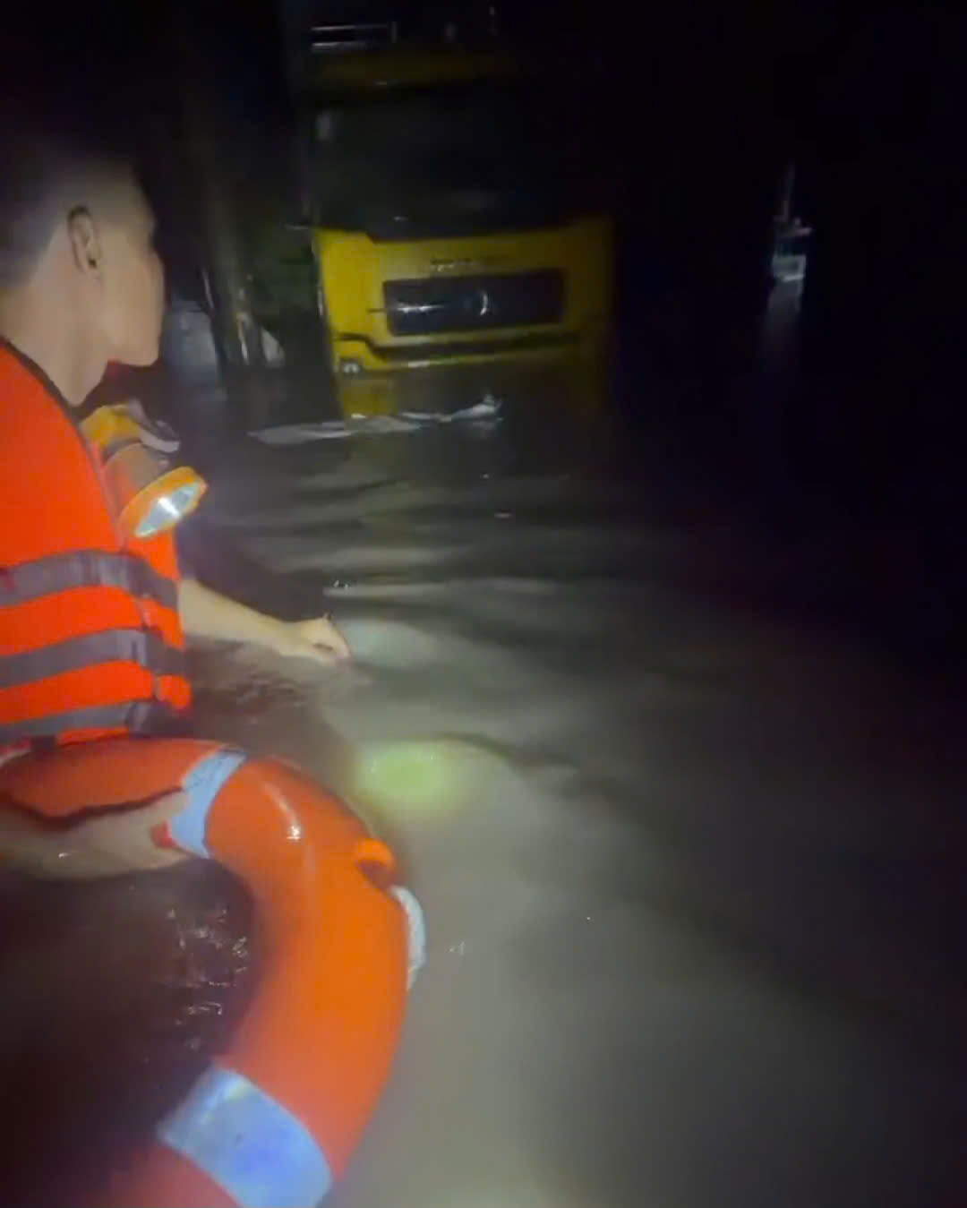 Nước lũ TP HCM tràn về đêm , hàng trăm người dân khẩn cấp di dời - Ảnh 2.