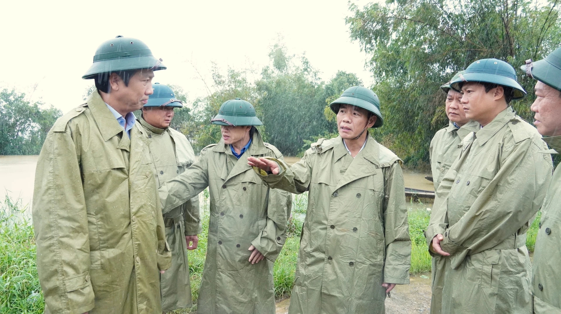 B&iacute; thư tỉnh ủy Quảng Trị Nguyễn Văn Phương chỉ đạo ứng ph&oacute; b&atilde;o số 12 hiệu quả - Ảnh 2.