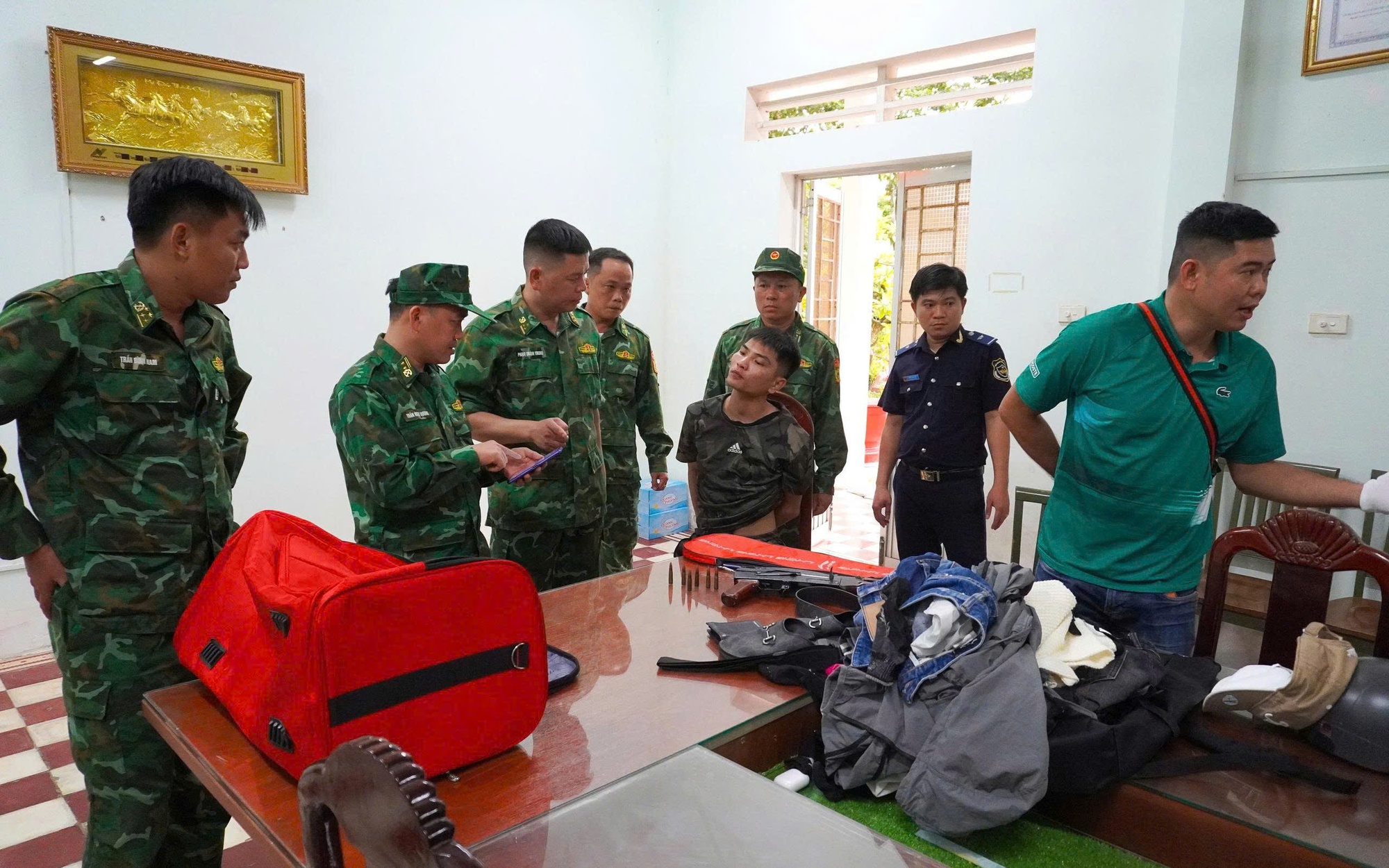 Tây Ninh: Bắt giữ đối tượng giấu "hàng nóng" trong túi đựng vợt cầu lông