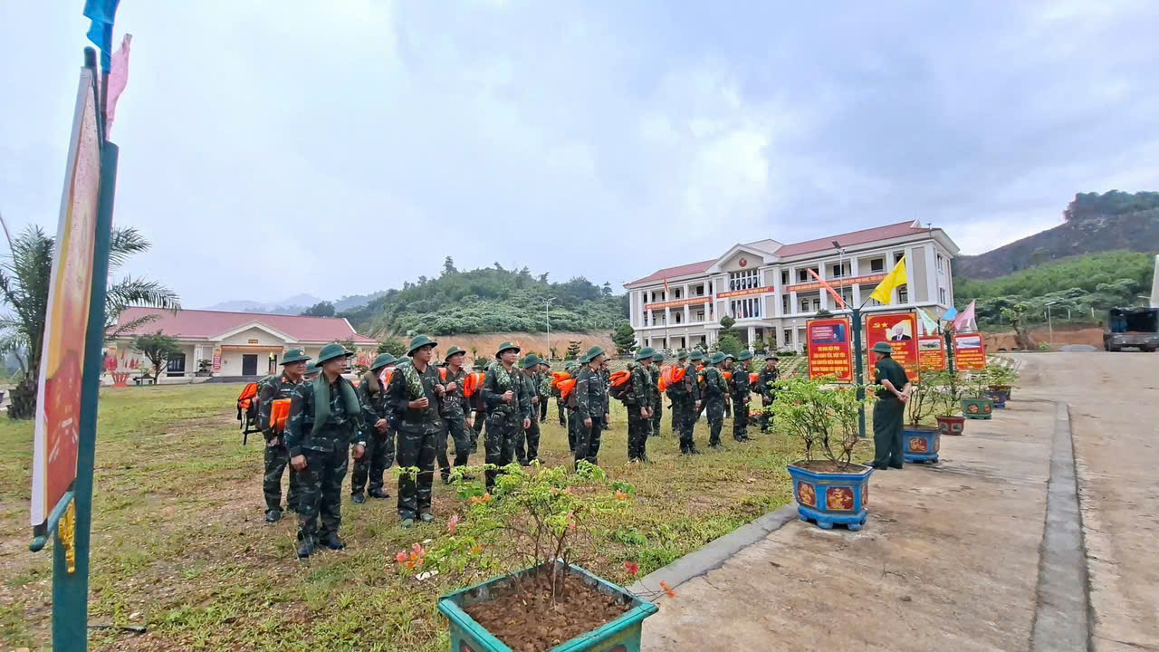 D&acirc;n qu&acirc;n Đ&agrave; Nẵng hỗ trợ người d&acirc;n vượt đường lầy lội sau b&atilde;o số 12 - Ảnh 6.