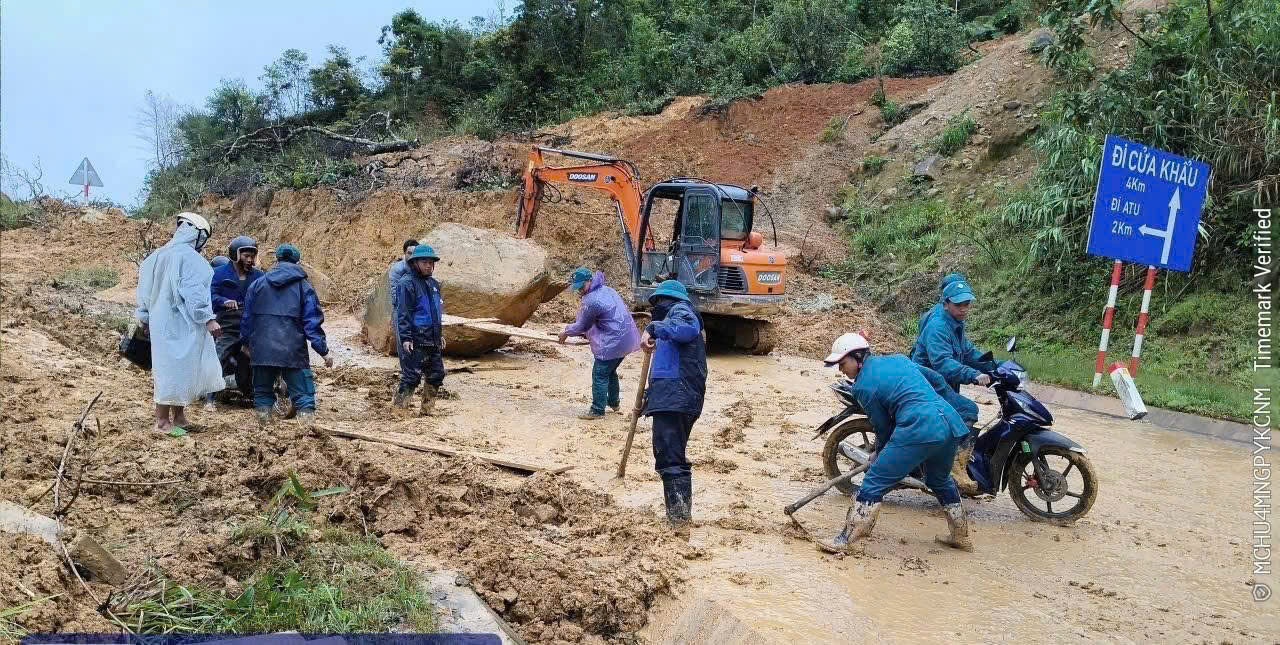 D&acirc;n qu&acirc;n Đ&agrave; Nẵng hỗ trợ người d&acirc;n vượt đường lầy lội sau b&atilde;o số 12 - Ảnh 8.
