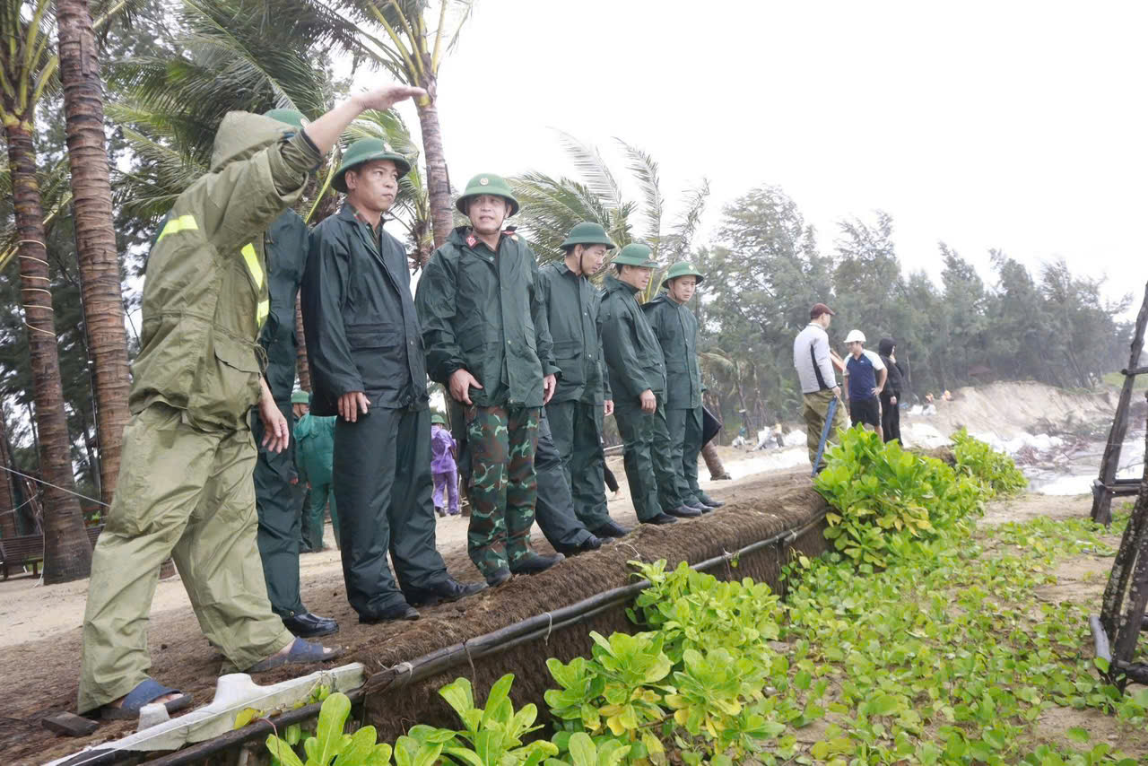 D&acirc;n qu&acirc;n Đ&agrave; Nẵng hỗ trợ người d&acirc;n vượt đường lầy lội sau b&atilde;o số 12 - Ảnh 2.