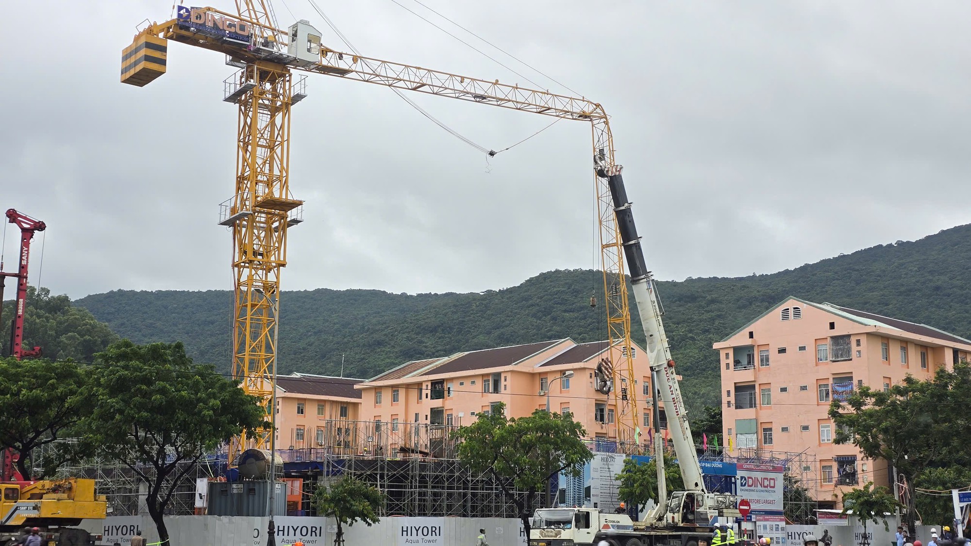 C&ocirc;ng an Đ&agrave; Nẵng điều tra vụ g&atilde;y th&aacute;p cẩu c&ocirc;ng tr&igrave;nh, 1 c&ocirc;ng nh&acirc;n tử vong - Ảnh 2.