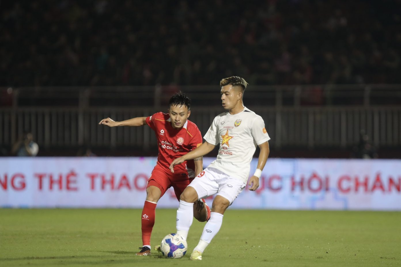 V&otilde; Huy To&agrave;n, V&otilde; Minh Trọng bị "treo gi&ograve;" ở v&ograve;ng 8 V-League - Ảnh 2.