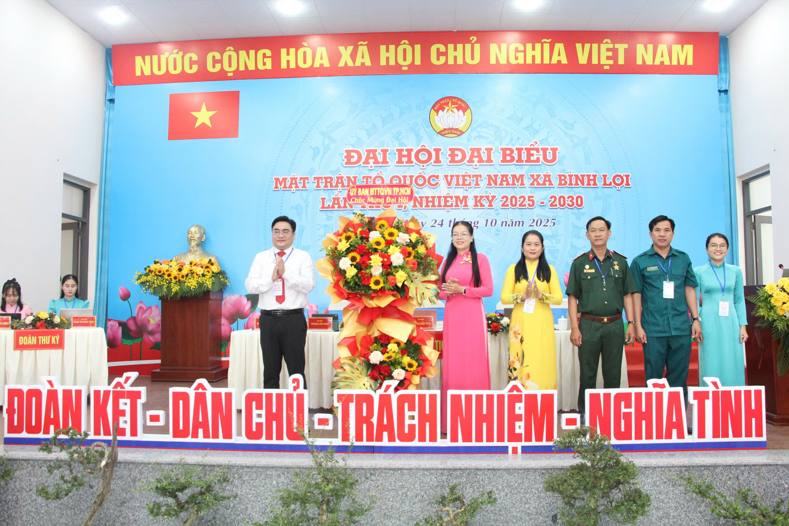 Bà Trần Thị Cẩm Thúy giữ chức Chủ tịch Ủy ban MTTQ Việt Nam xã Bình Lợi - Ảnh 2.