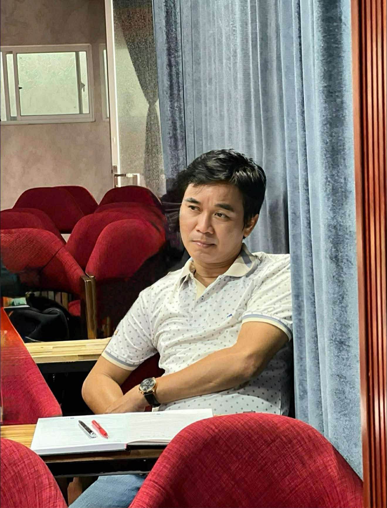 Nghệ sĩ tiếc thương tiễn biệt NSƯT Minh Ho&agrave;ng về nơi an nghỉ cuối c&ugrave;ng - Ảnh 6.