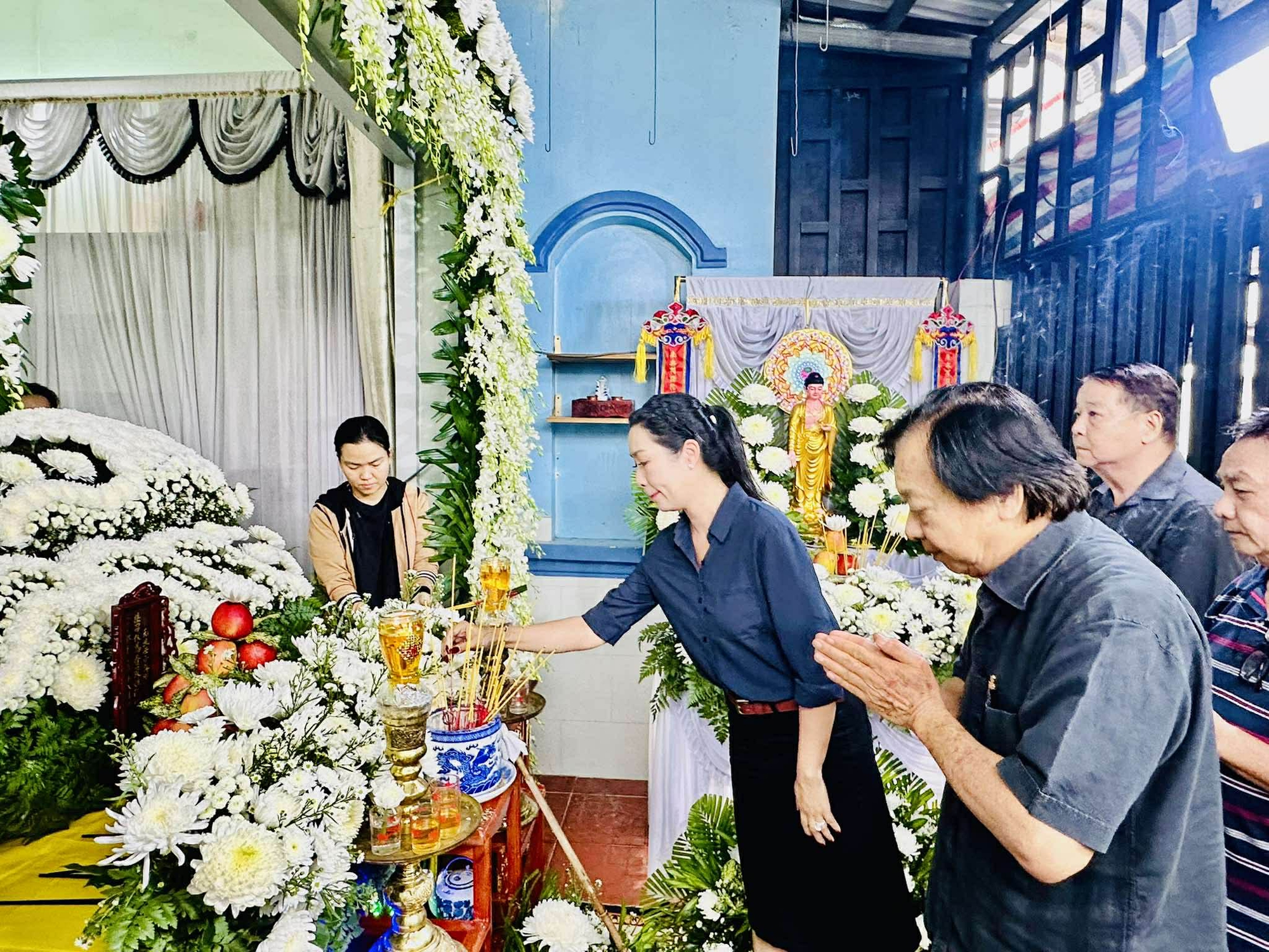 Nghệ sĩ tiếc thương tiễn biệt NSƯT Minh Ho&agrave;ng về nơi an nghỉ cuối c&ugrave;ng - Ảnh 1.