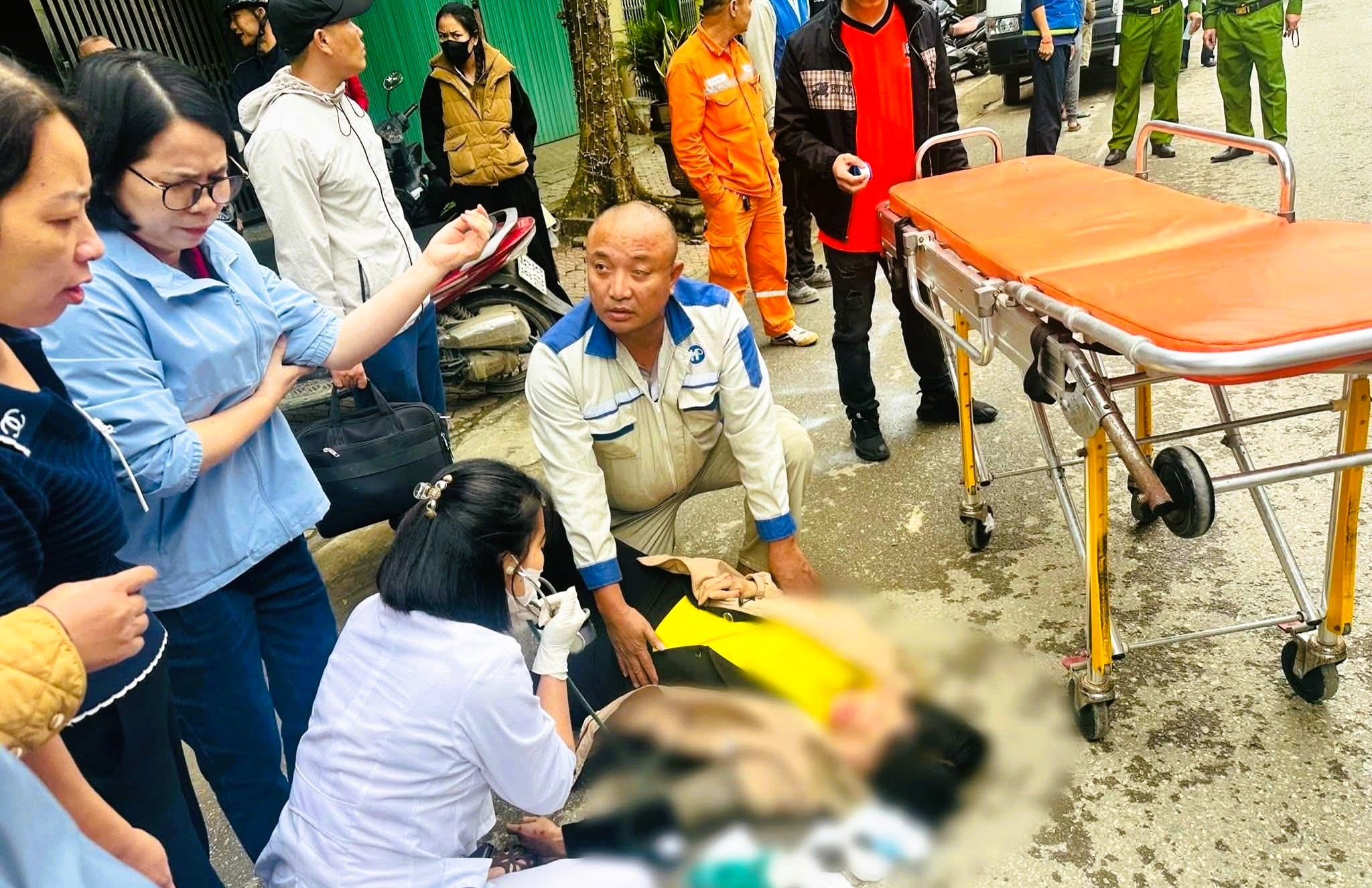 Nữ b&aacute;c sĩ ở Thanh H&oacute;a cứu người bị tai nạn giữa đường - Ảnh 2.