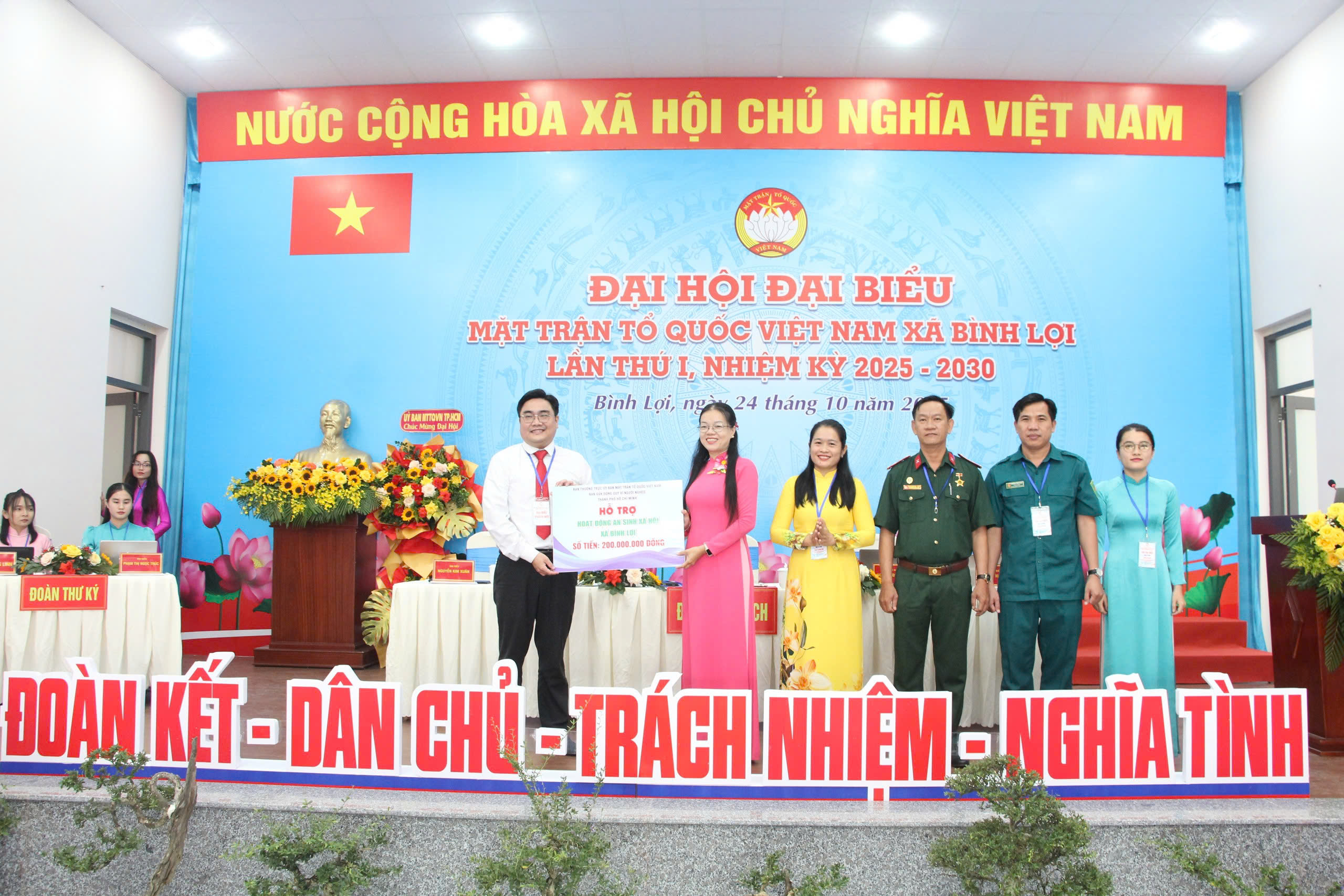 Bà Trần Thị Cẩm Thúy giữ chức Chủ tịch Ủy ban MTTQ Việt Nam xã Bình Lợi - Ảnh 7.