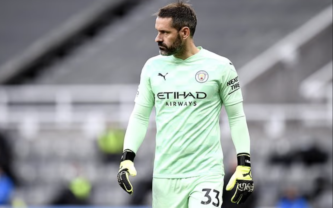 Thủ môn "việc nhẹ lương cao" Scott Carson giải nghệ ở tuổi 40