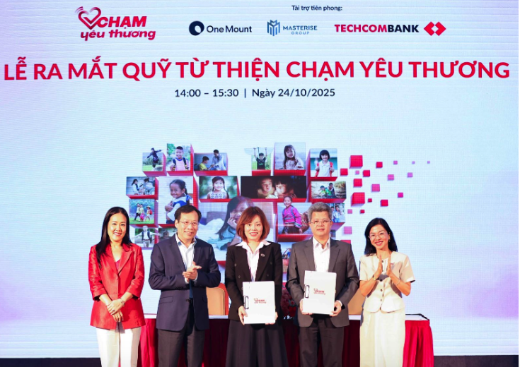 Quỹ từ thiện "Chạm y&ecirc;u thương" d&agrave;nh 20 tỉ cho trẻ em kh&oacute; khăn  - Ảnh 1.