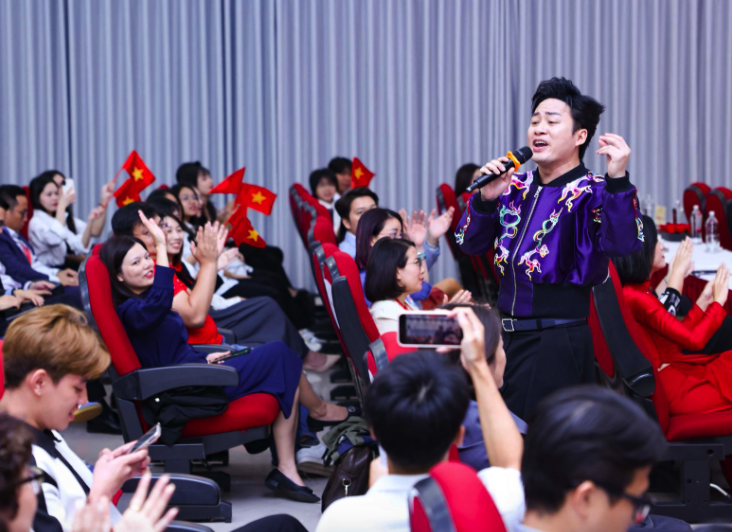 Quỹ từ thiện "Chạm y&ecirc;u thương" d&agrave;nh 20 tỉ cho trẻ em kh&oacute; khăn  - Ảnh 5.